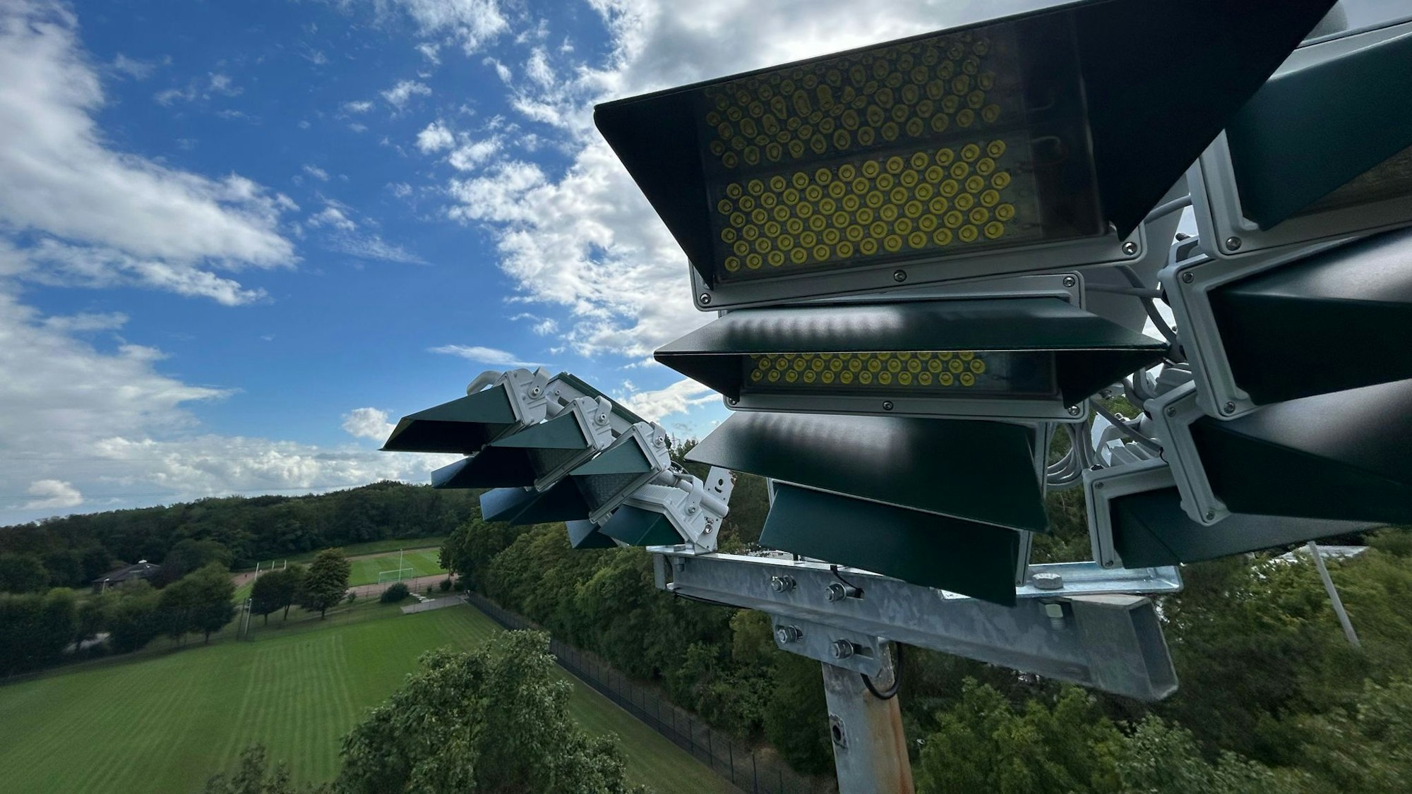 Auf dem Bild ist eine moderne Flutlichtanlage zu sehen.