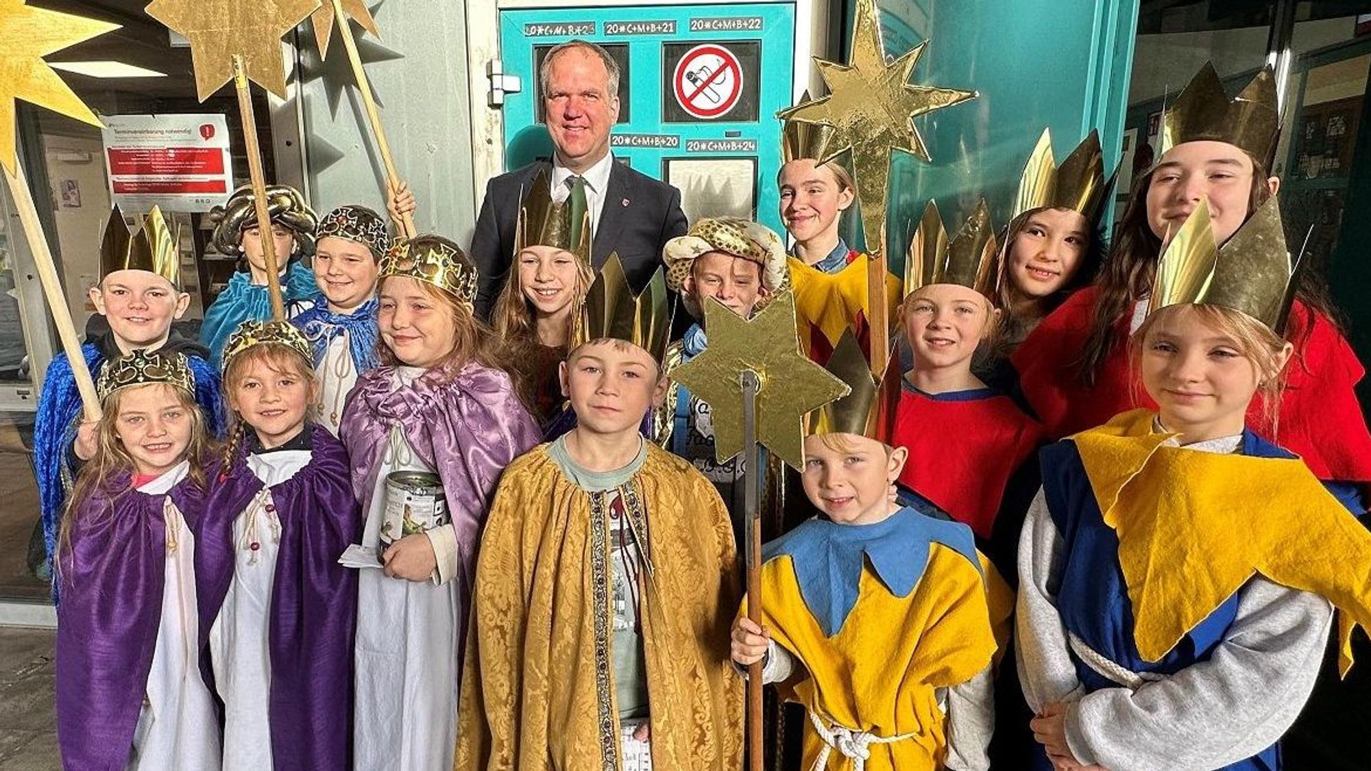 Auf dem Bild sind Sternsinger zu sehen.