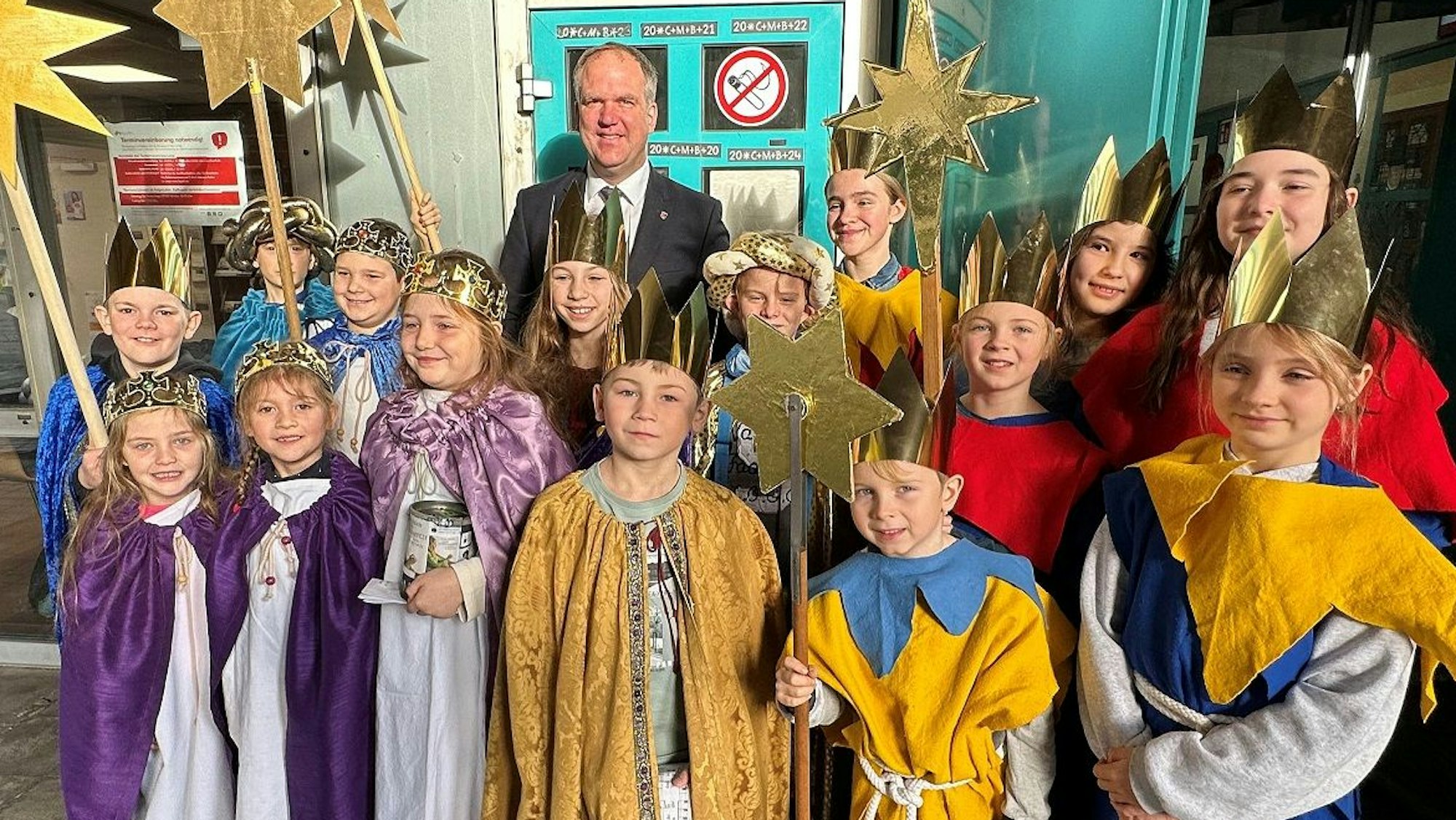 Auf dem Bild sind Sternsinger zu sehen.