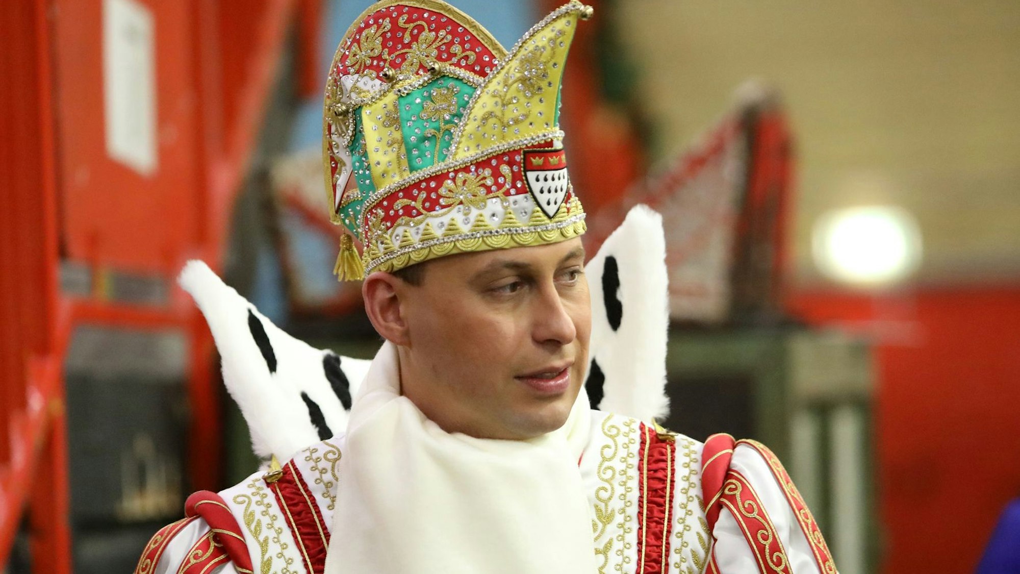 Hoher Besuch im Troisdorfer Icedome: Der Kölner Karnevalsprinz Sascha I. (Klupsch).