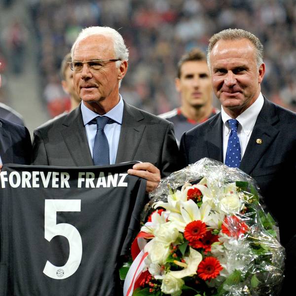 Bayerns Präsident Uli Hoeneß (l-r), Ehrenpräsident Franz Beckenbauer und der Vorstandsvorsitzende Karl-Heinz Rummenigge stehen vor Spielbeginn zusammen.