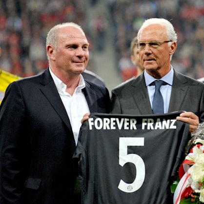 Bayerns Präsident Uli Hoeneß (l-r), Ehrenpräsident Franz Beckenbauer und der Vorstandsvorsitzende Karl-Heinz Rummenigge stehen vor Spielbeginn zusammen.