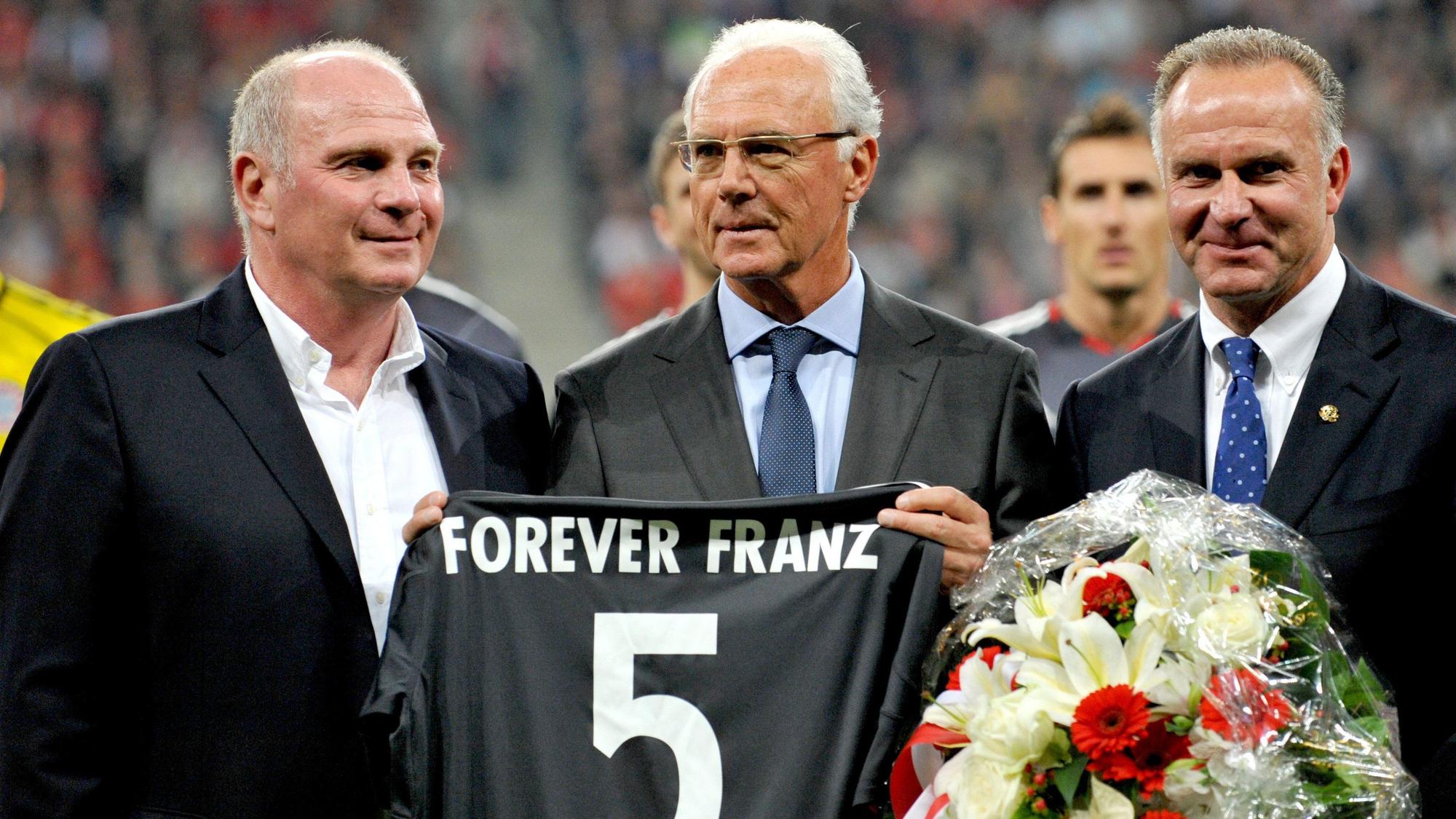 Bayerns Präsident Uli Hoeneß (l-r), Ehrenpräsident Franz Beckenbauer und der Vorstandsvorsitzende Karl-Heinz Rummenigge stehen vor Spielbeginn zusammen.