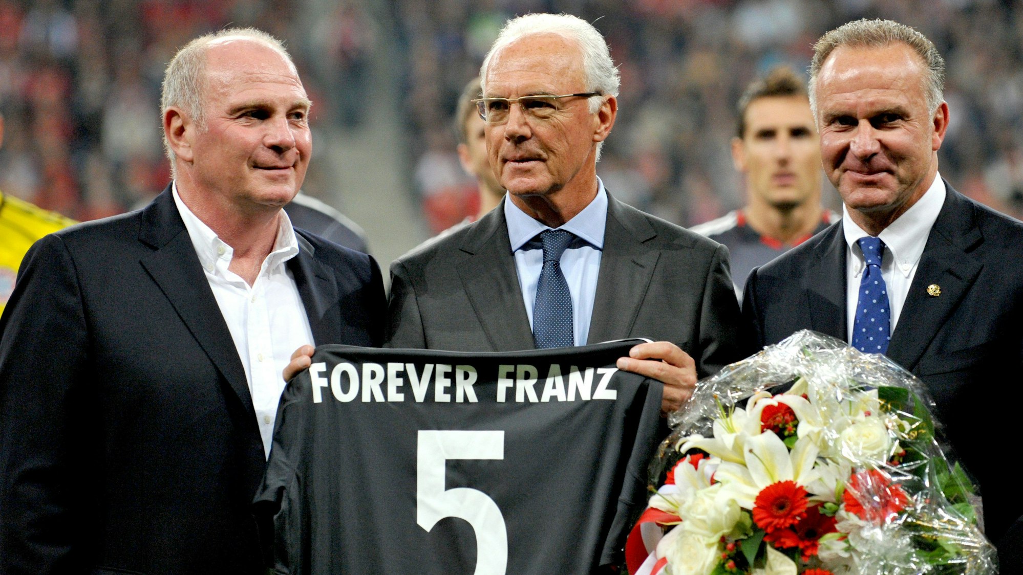 Bayerns Präsident Uli Hoeneß (l-r), Ehrenpräsident Franz Beckenbauer und der Vorstandsvorsitzende Karl-Heinz Rummenigge stehen vor Spielbeginn zusammen.