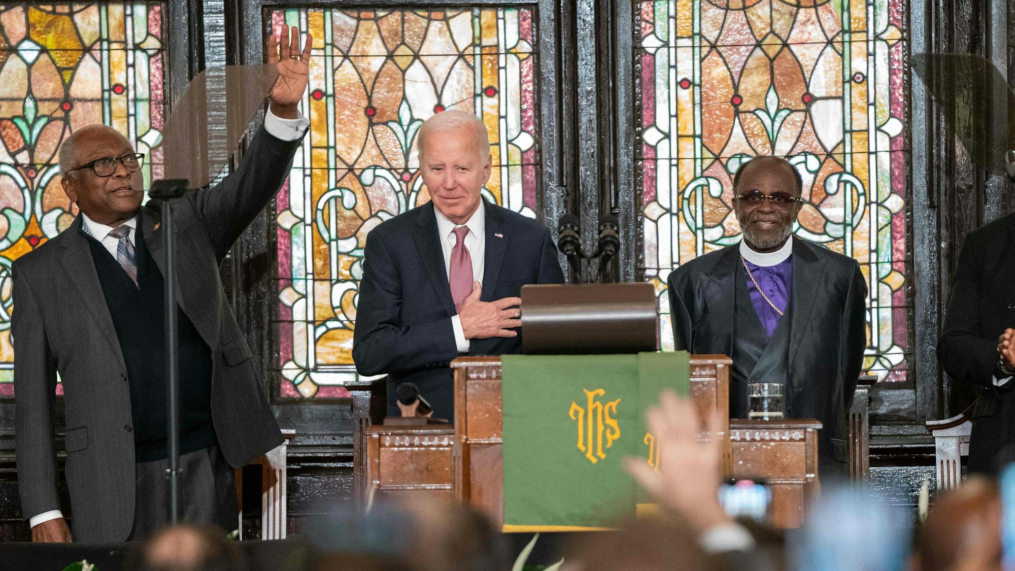 Joe Biden (M.) bei seiner Rede in der Kirche in Charleston, South Carolina.