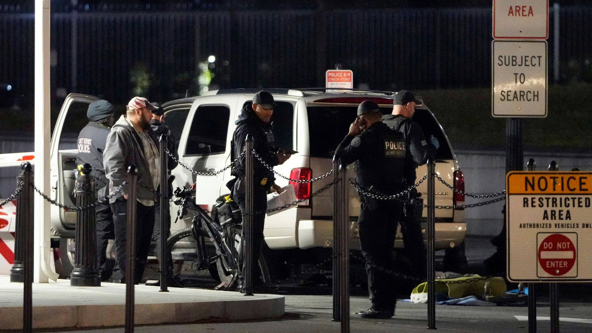 Die Polizei des für den Schutz des US-Präsidenten verantwortlichen Secret Service untersucht ein Fahrzeug, das gegen eine Sicherheitsschranke am Eingang des Weißen Hauses gefahren ist.