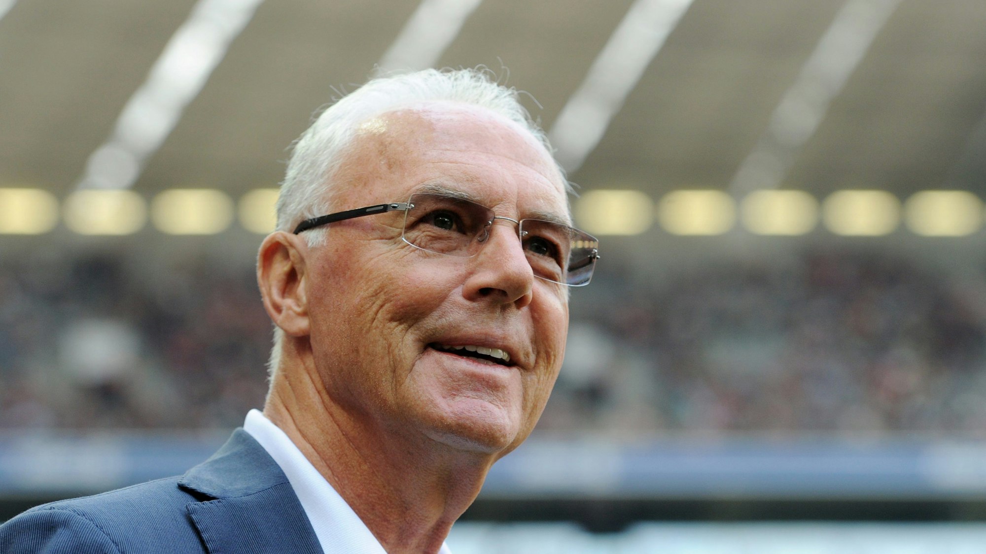 Prominente Fußball-Größen aus Deutschland sprechen sich dafür aus, dass Franz Beckenbauer geehrt wird. Wie, darüber sind sie sich allerdings noch nicht einig.