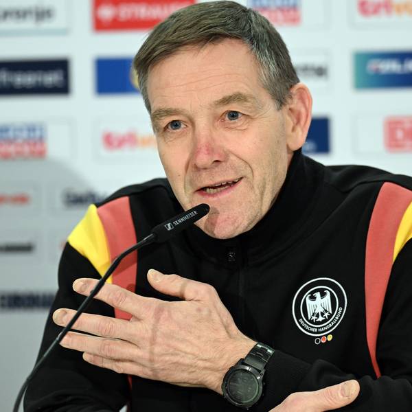 Alfred Gislason, Trainer der deutschen Handball-Nationalmannschaft, spricht während einer Pressekonferenz in der Merkur-Spiel-Arena zu Journalisten.