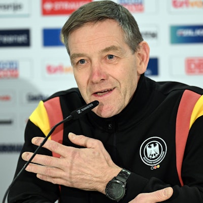 Alfred Gislason, Trainer der deutschen Handball-Nationalmannschaft, spricht während einer Pressekonferenz in der Merkur-Spiel-Arena zu Journalisten.