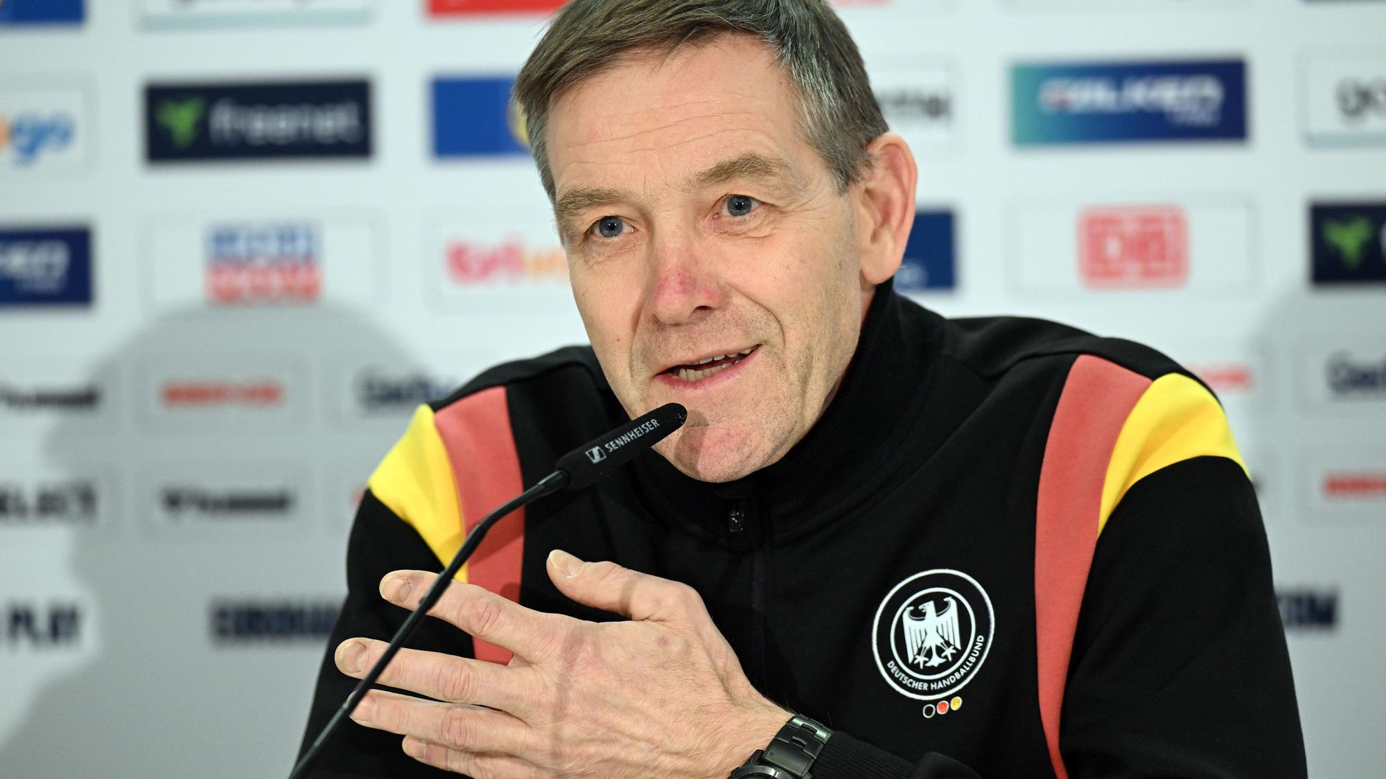 Alfred Gislason, Trainer der deutschen Handball-Nationalmannschaft, spricht während einer Pressekonferenz in der Merkur-Spiel-Arena zu Journalisten.