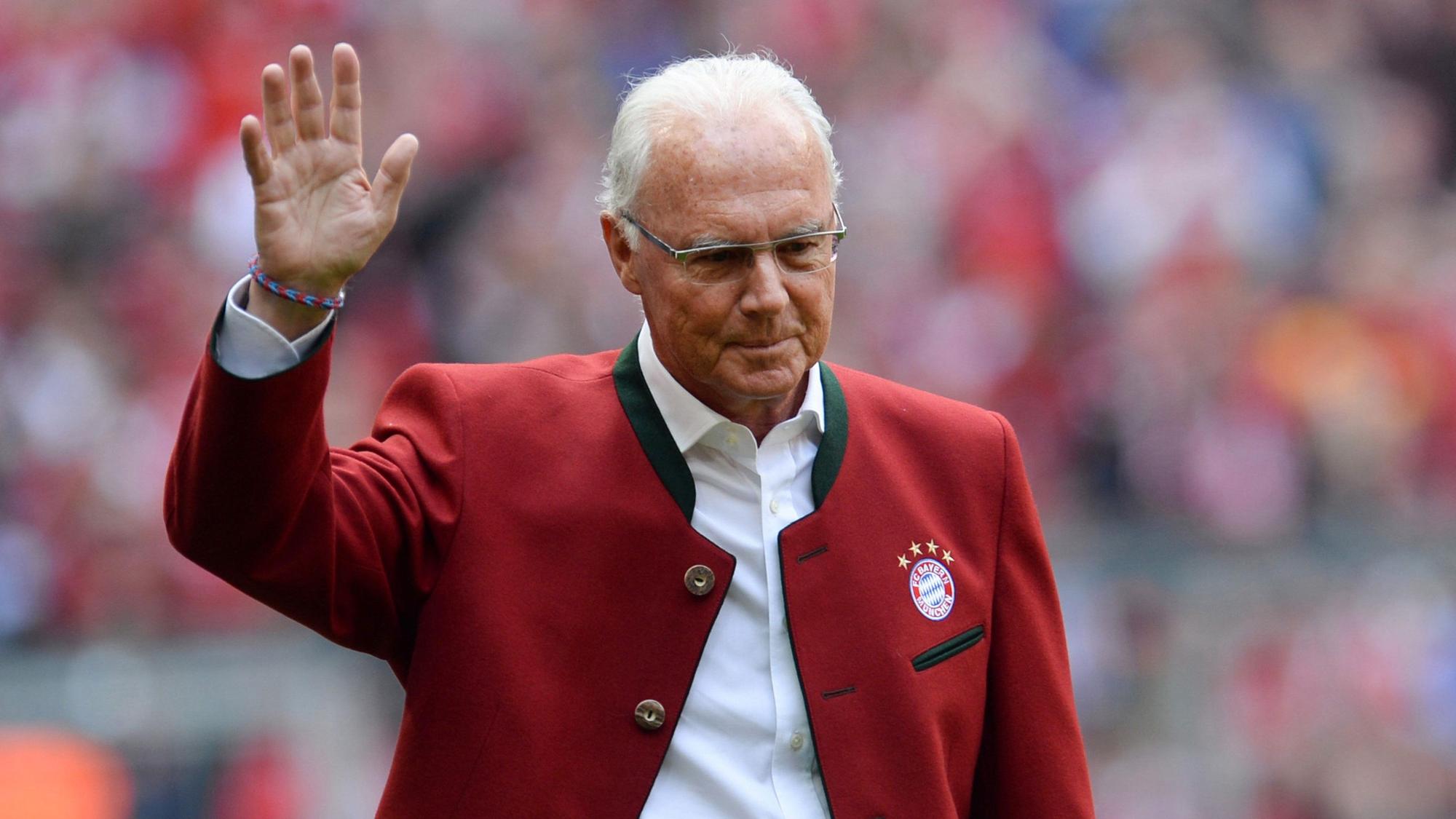 Franz Beckenbauer von München geht während der Präsentation der Meistermannschaften vor Spielbeginn zum Podium und winkt.