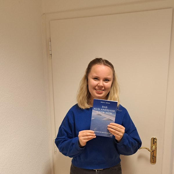 Das Foto zeigt die Autorin Merle Köser mit ihrem Buch.