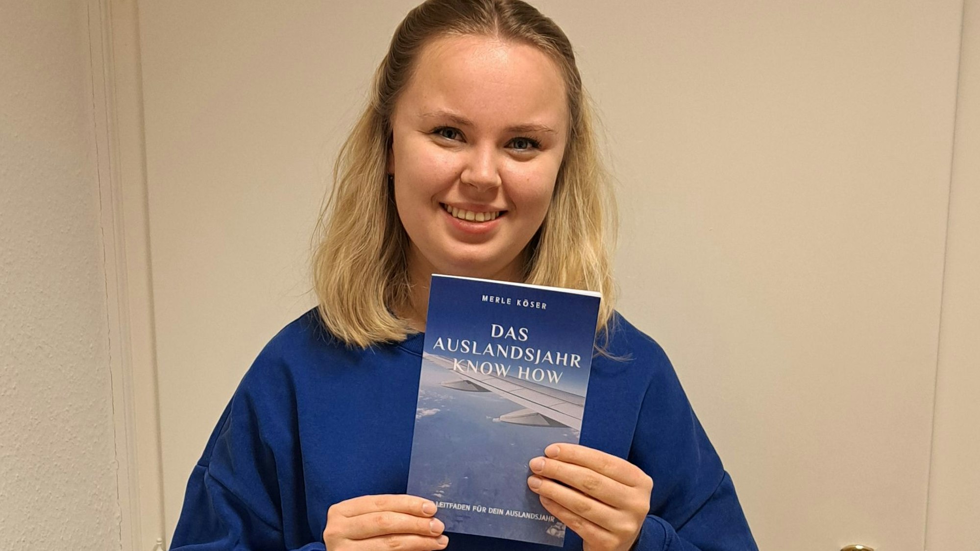 Das Foto zeigt die Autorin Merle Köser mit ihrem Buch.