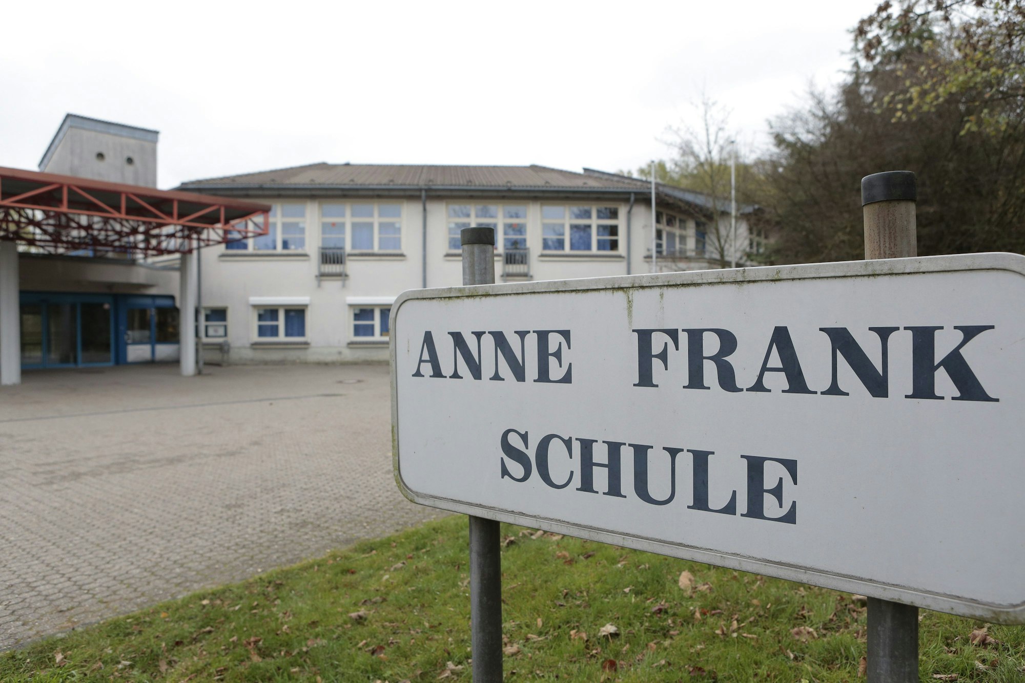 Außenaufnahme der Anne-Frank-Schule in Wipperfürth an der Ostlandstraße.