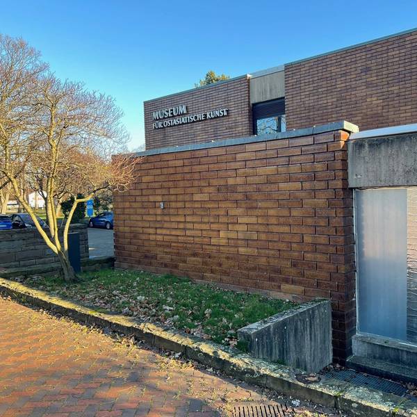 Ein provisorisches Fenster sichert das Museum für Ostasiatische Kunst am Aachener Weiher auch noch am 9.Januar 2024, knapp vier Monate nach dem Einbruch.