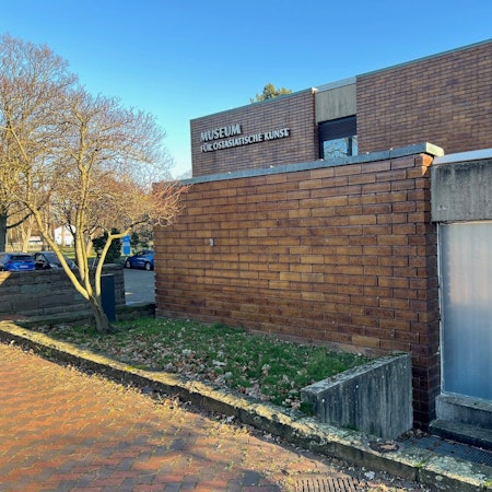 Ein provisorisches Fenster sichert das Museum für Ostasiatische Kunst am Aachener Weiher auch noch am 9.Januar 2024, knapp vier Monate nach dem Einbruch.