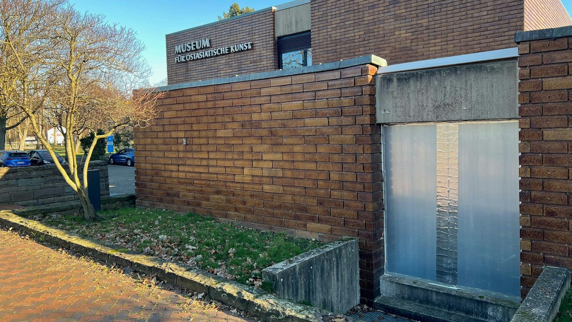 Ein provisorisches Fenster sichert das Museum für Ostasiatische Kunst am Aachener Weiher auch noch am 9.Januar 2024, knapp vier Monate nach dem Einbruch.