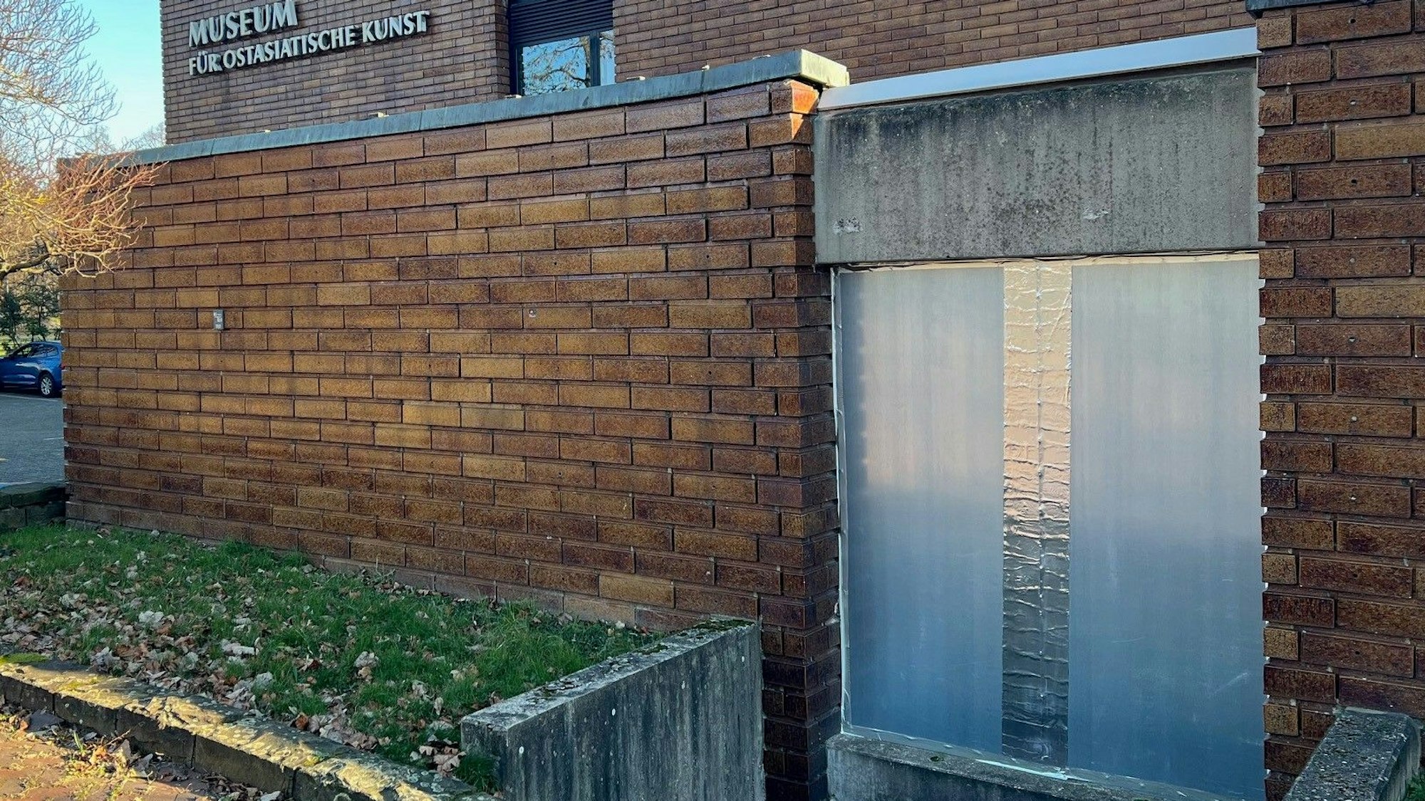 Das provisorische Fenster am Museum, aus Blech.