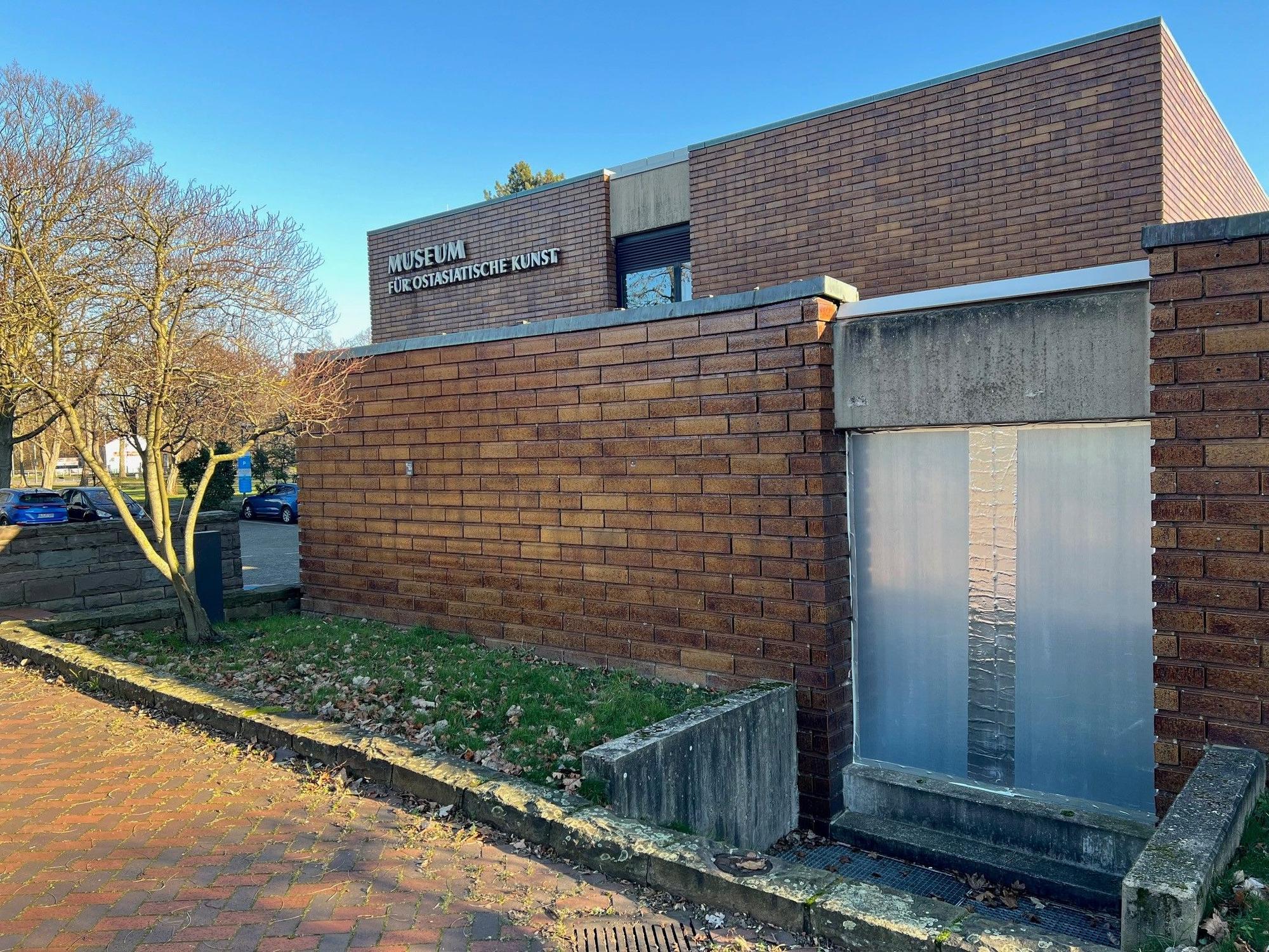 Nach dem Einbruch durch dieses Fenster am Parkplatz war die Scheibe monatelang nur provisorisch abgedeckt – im April 2024 wurde sie dann ausgetauscht.