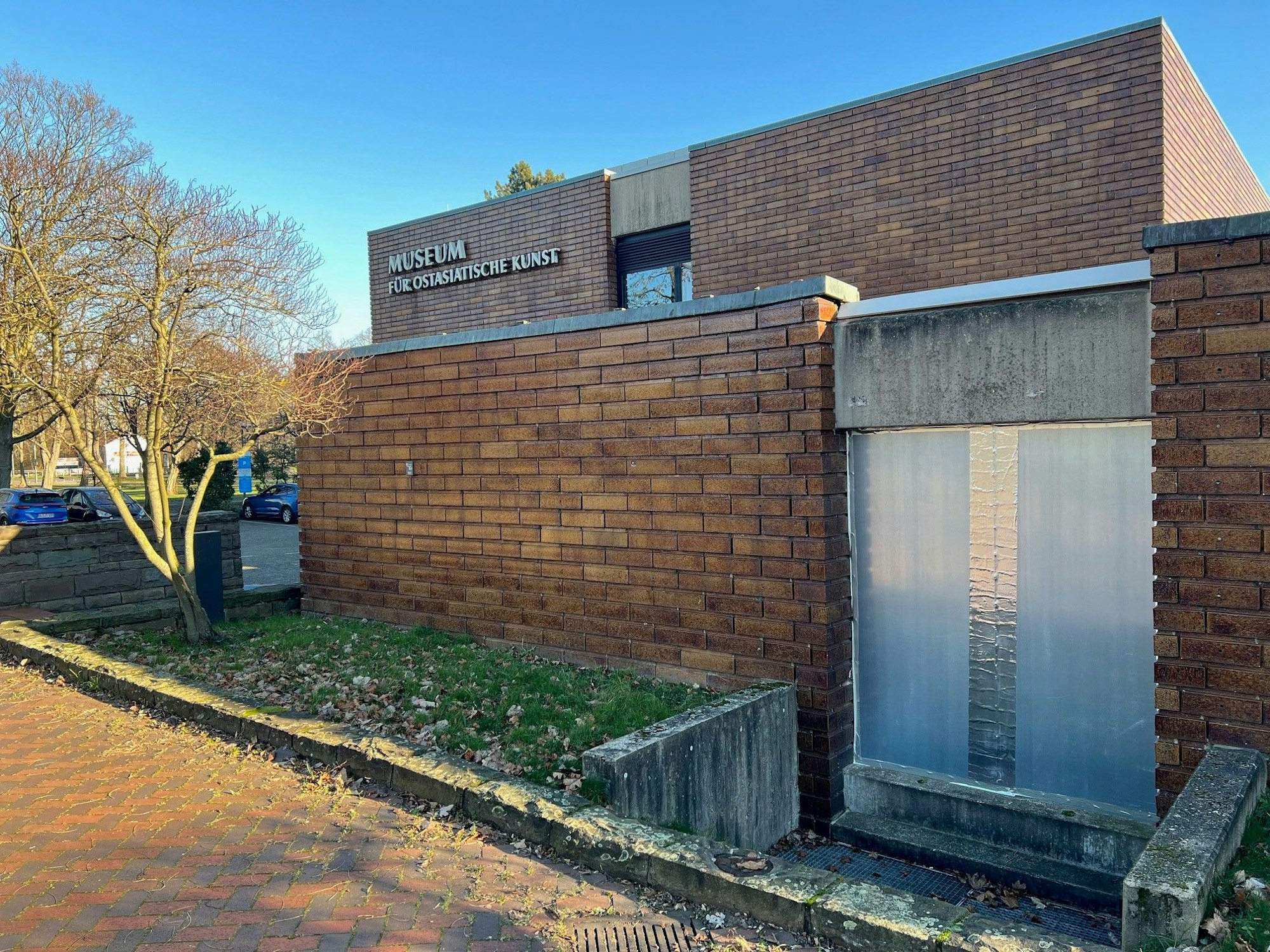 Nach dem Einbruch durch dieses Fenster am Parkplatz war die Scheibe monatelang nur provisorisch abgedeckt – im April 2024 wurde sie dann ausgetauscht.