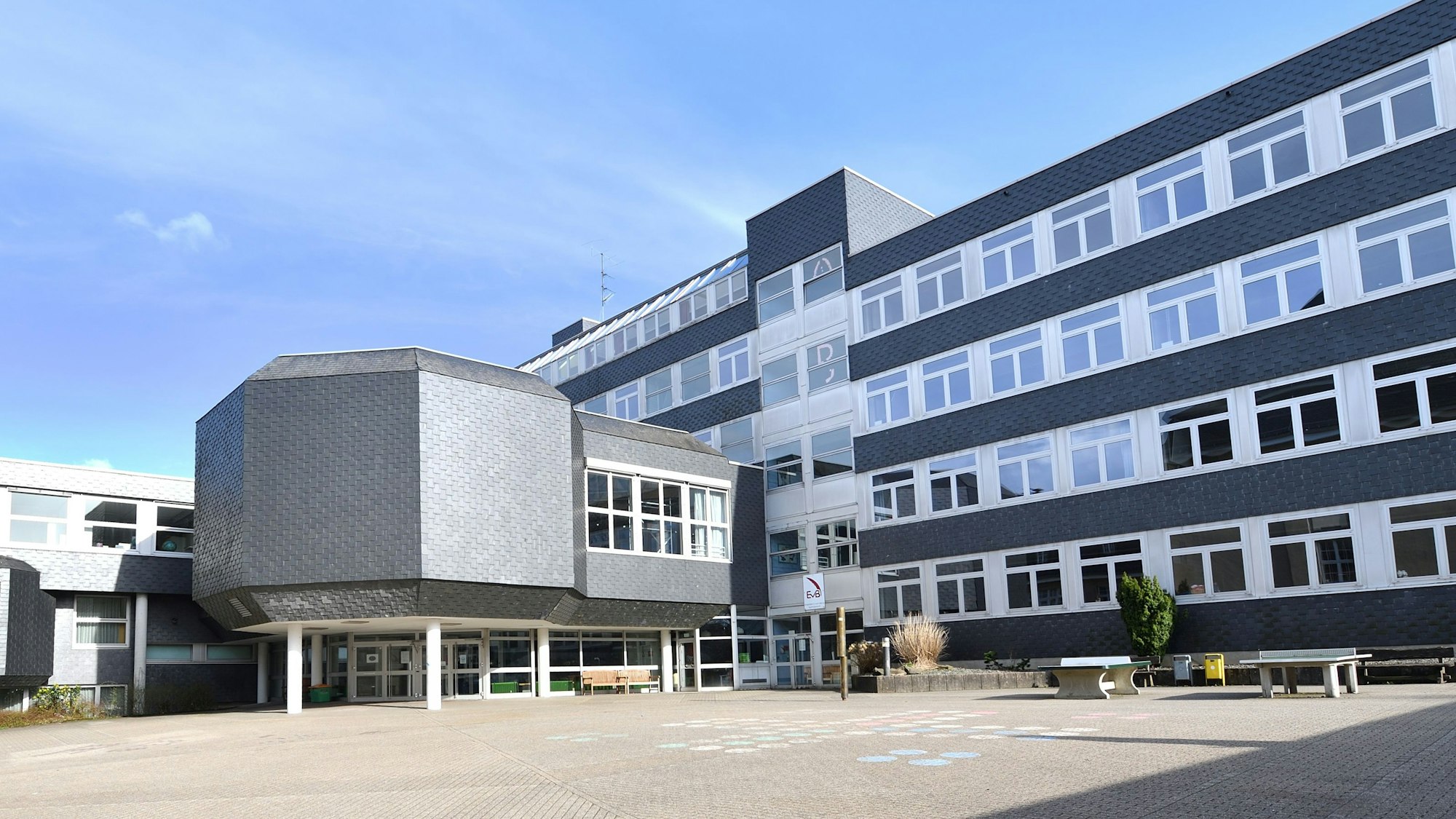 Das Hauptgebäude und die Aula des Engelbert-von Berg-Gymnasiums in Wipperfürth.