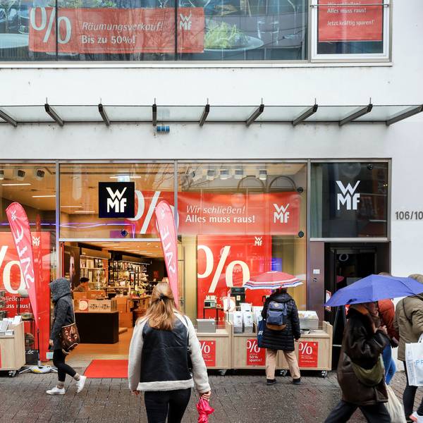Die WMF-Filiale auf der Schildergasse mit Ausverkauf-Plakaten im Fenster