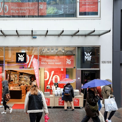 Die WMF-Filiale auf der Schildergasse mit Ausverkauf-Plakaten im Fenster
