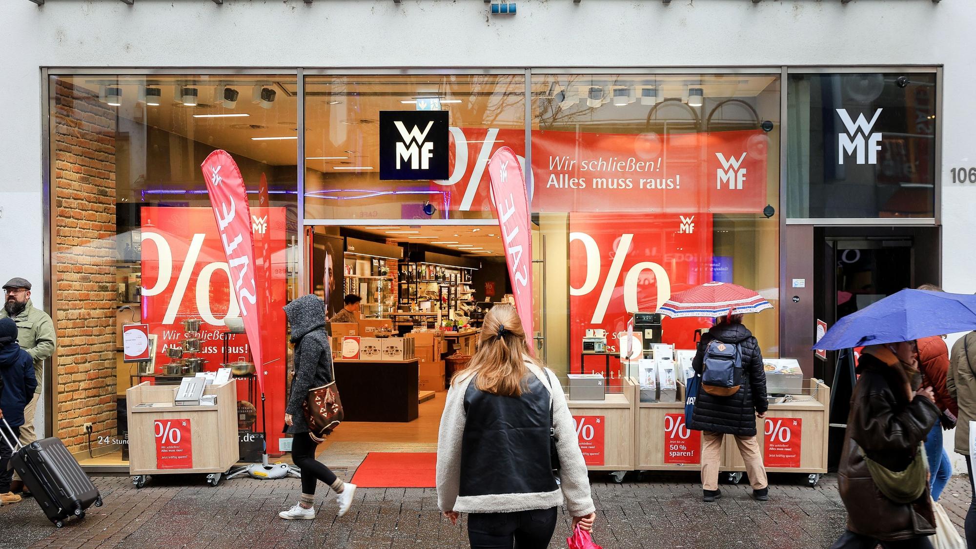Die WMF-Filiale auf der Schildergasse mit Ausverkauf-Plakaten im Fenster