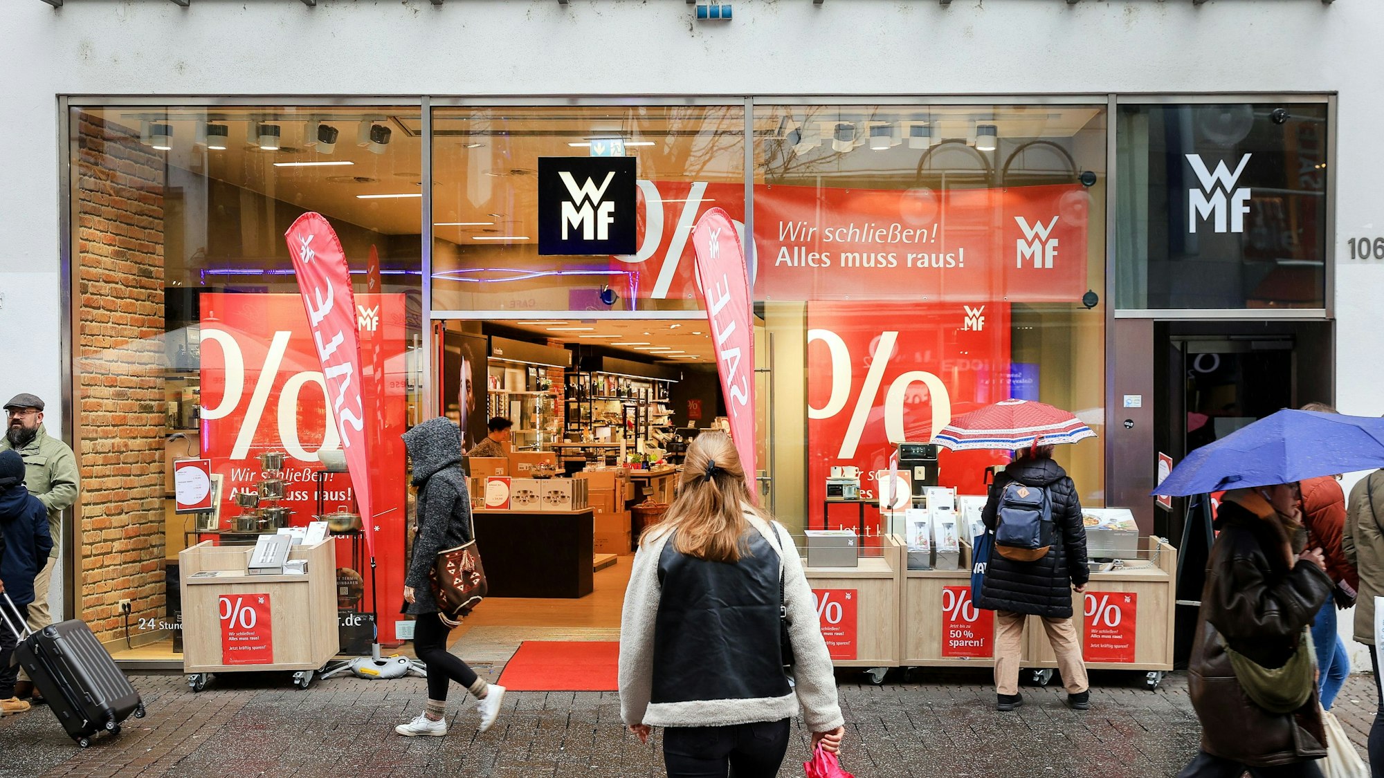Die WMF-Filiale auf der Schildergasse mit Ausverkauf-Plakaten im Fenster