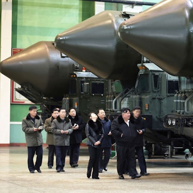Kim Jong Un, Machthaber in Nordkorea, mit seiner Tochter beim Besuch einer Fabrik für mobile Abschussvorrichtungen für Interkontinentalraketen (ICBMs).