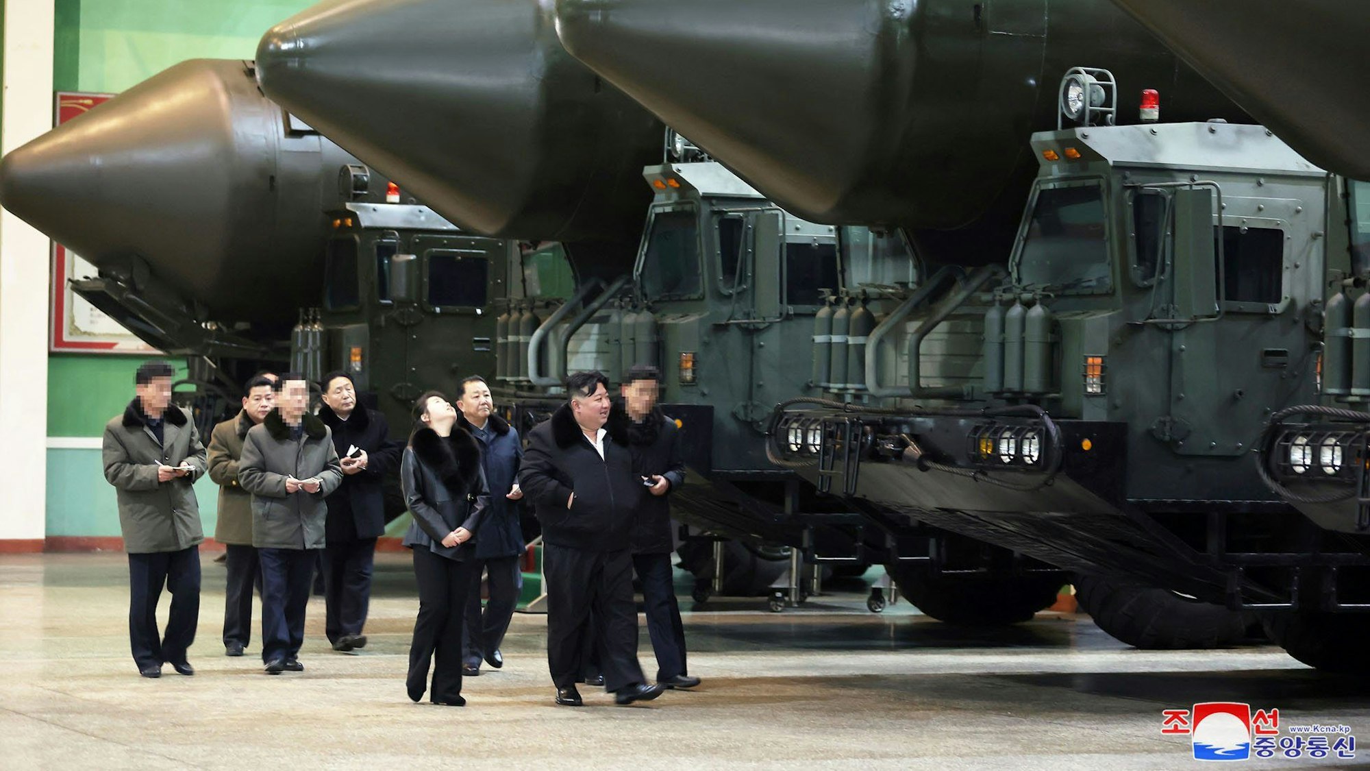 Kim Jong Un, Machthaber in Nordkorea, mit seiner Tochter beim Besuch einer Fabrik für mobile Abschussvorrichtungen für Interkontinentalraketen (ICBMs).
