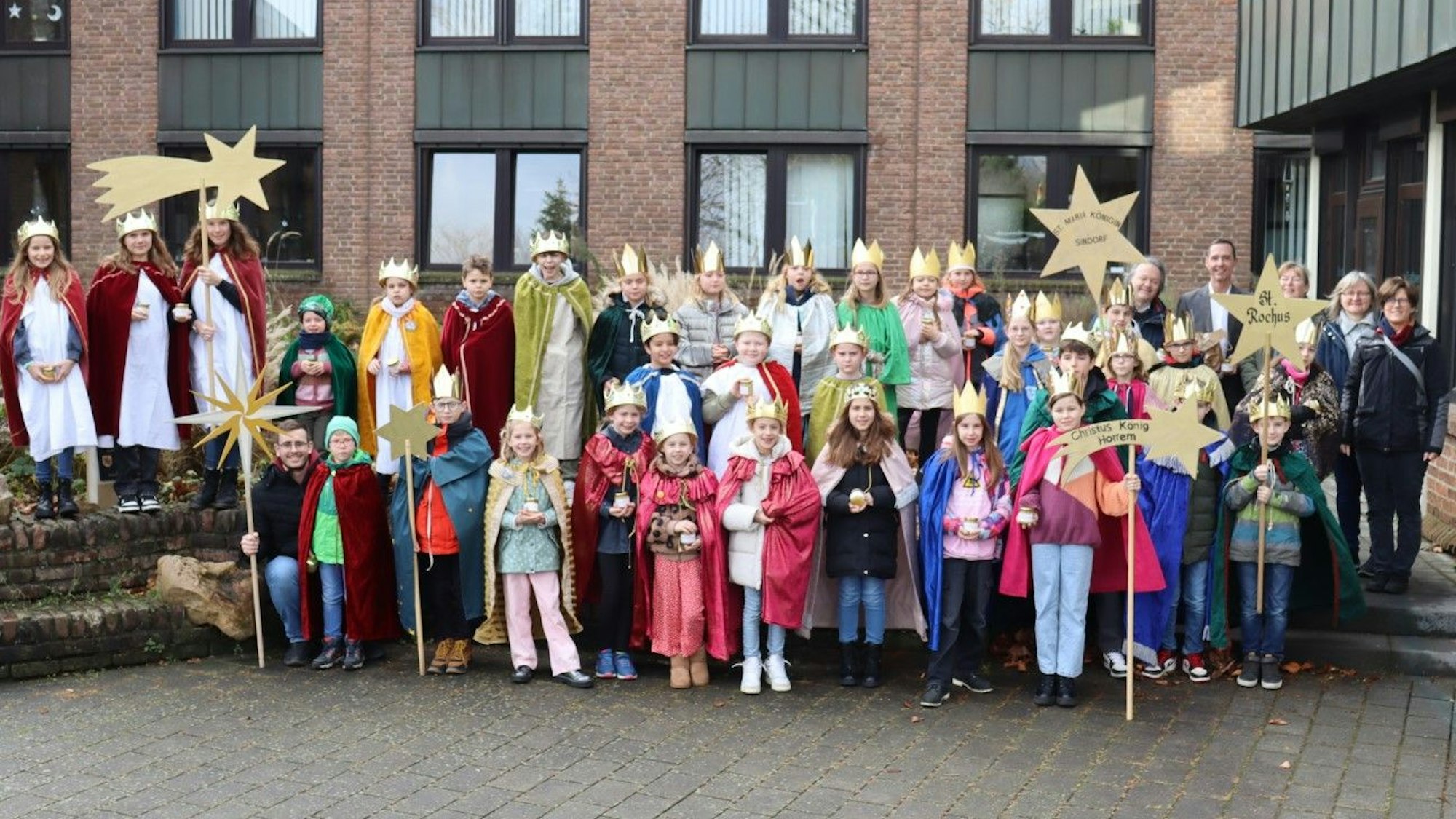 Auf dem Bild sind Sternsinger zu sehen.