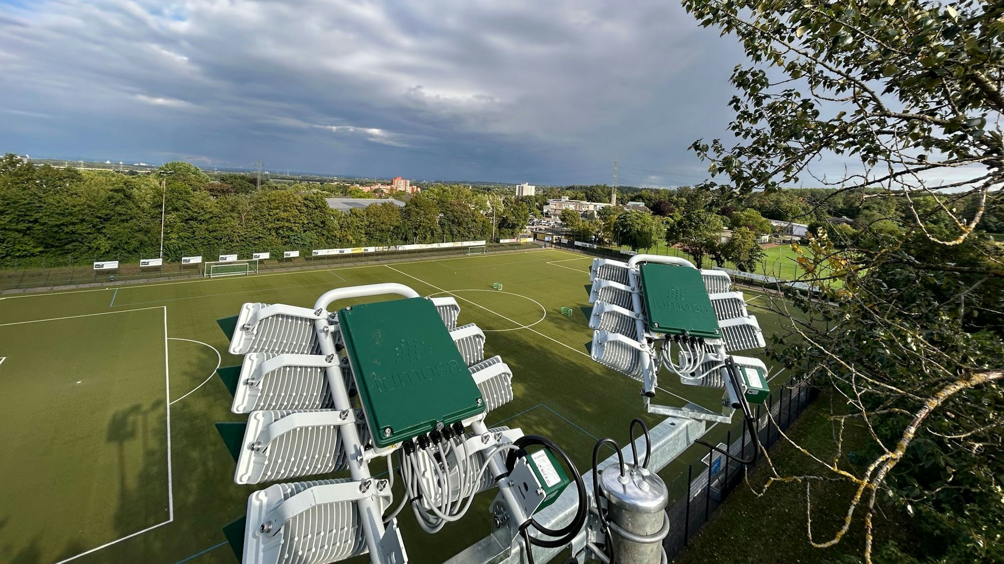 Auf dem Bild ist eine Flutlichtanlage zu sehen.