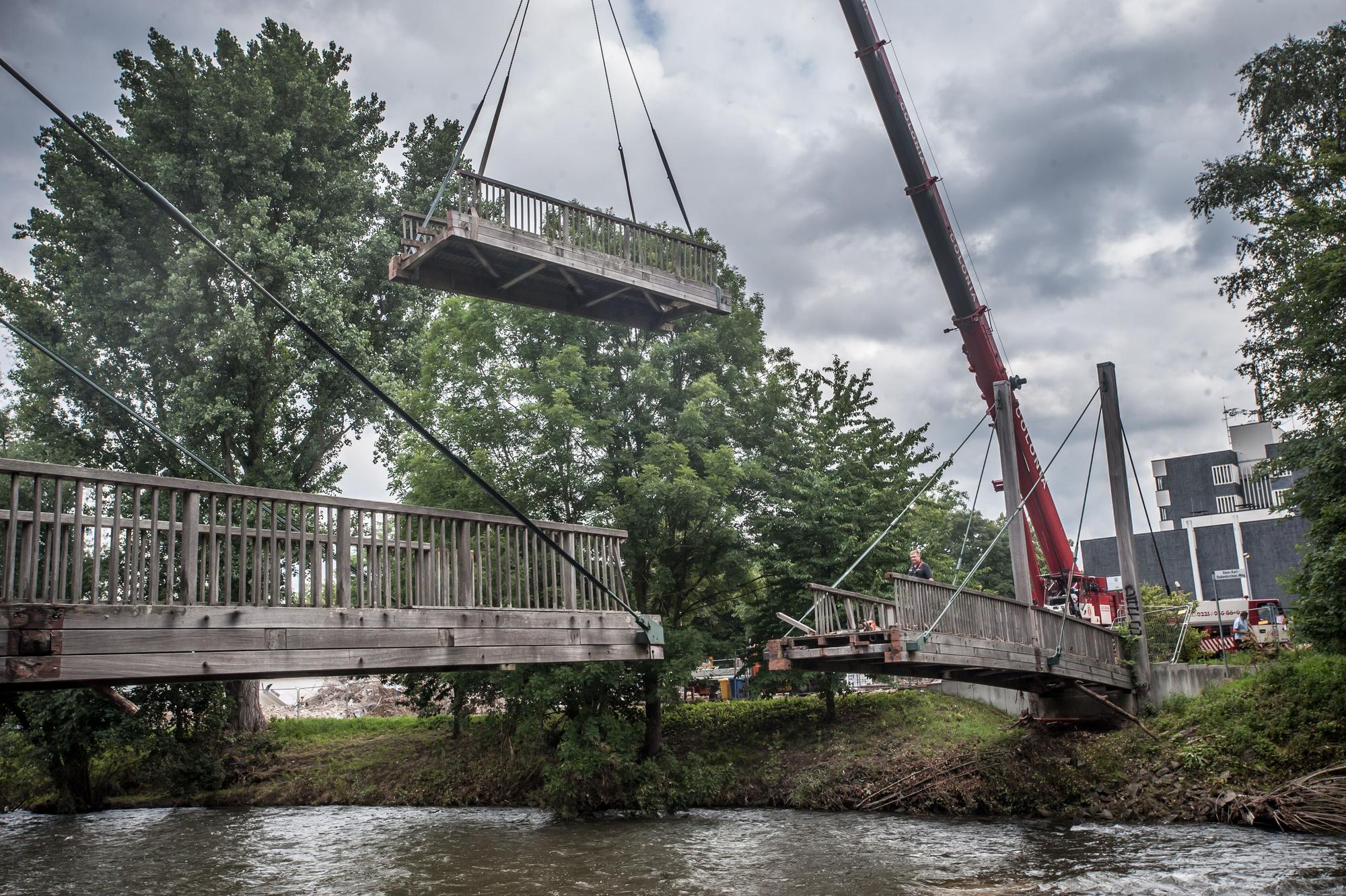 Der Abbruch der hölzernen Henley-Brücke kurz nach dem Hochwasser im Juli 2021.