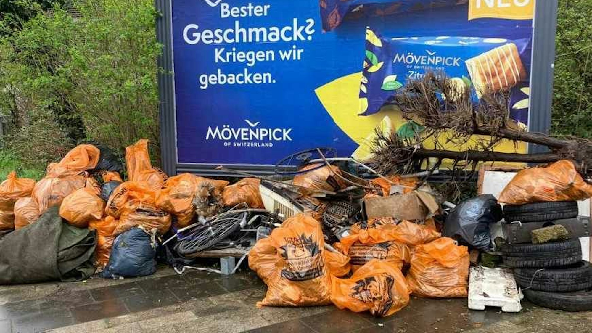 Auf dem Dorfplatz an der Sebastianstraße türmen sich die Müllsäcke mit dem gesammelten Unrat.