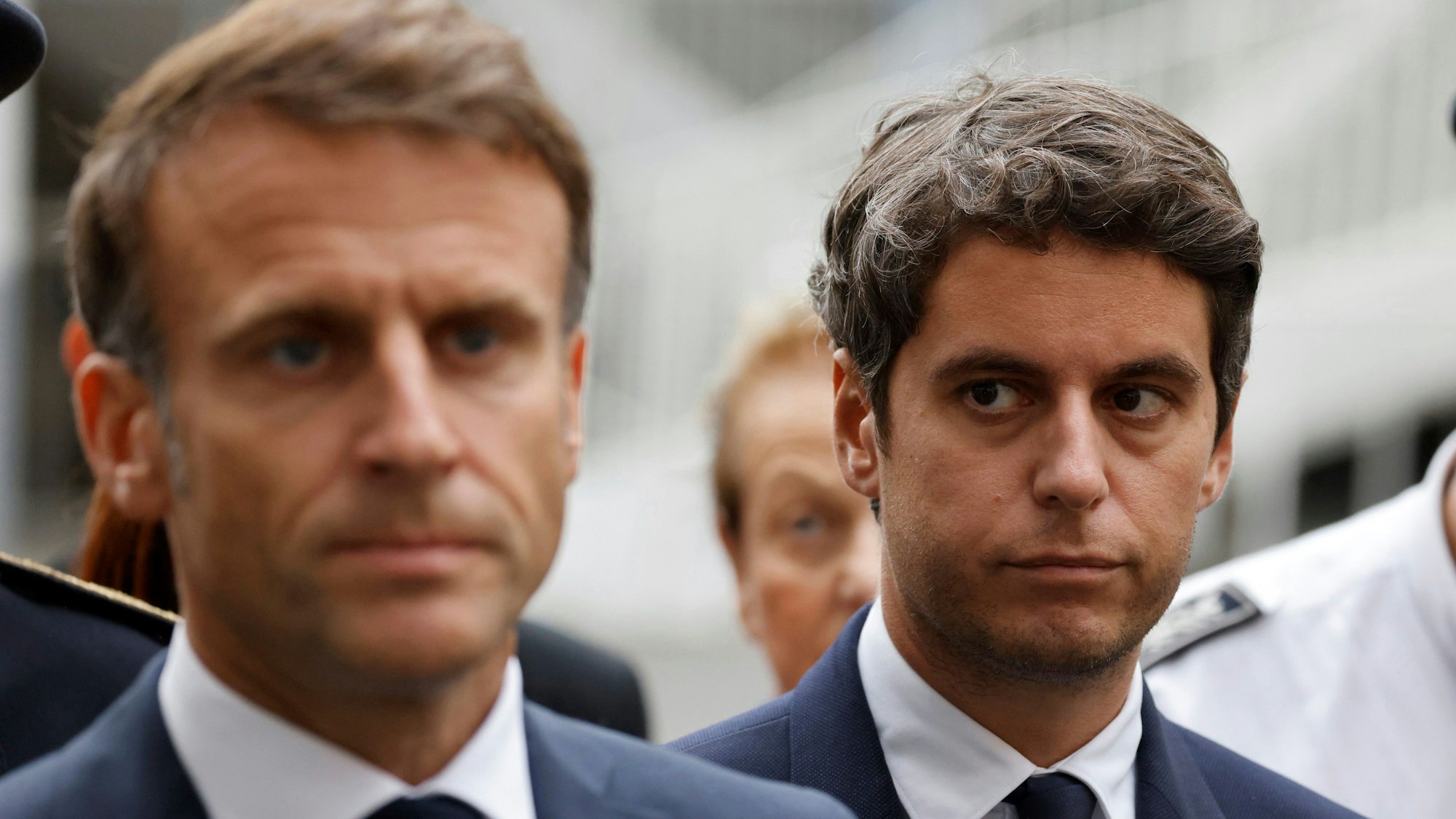 Gabriel Attal (r), damaliger Bildungs- und Jugendminister von Frankreich, beobachtet Emmanuel Macron, Präsident von Frankreich, bei einem Gespräch mit der Presse im Gambetta-Gymnasium.