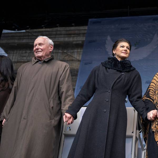 Oskar Lafontaine (l.), Sahra Wagenknecht (M.) und Alice Schwarzer stehen beim Abschluss ihres „Aufstand für den Frieden“ auf der Bühne. (Archivbild)