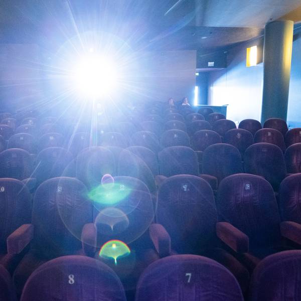Der Filmprojektor leuchtet in den Kinosaal.
