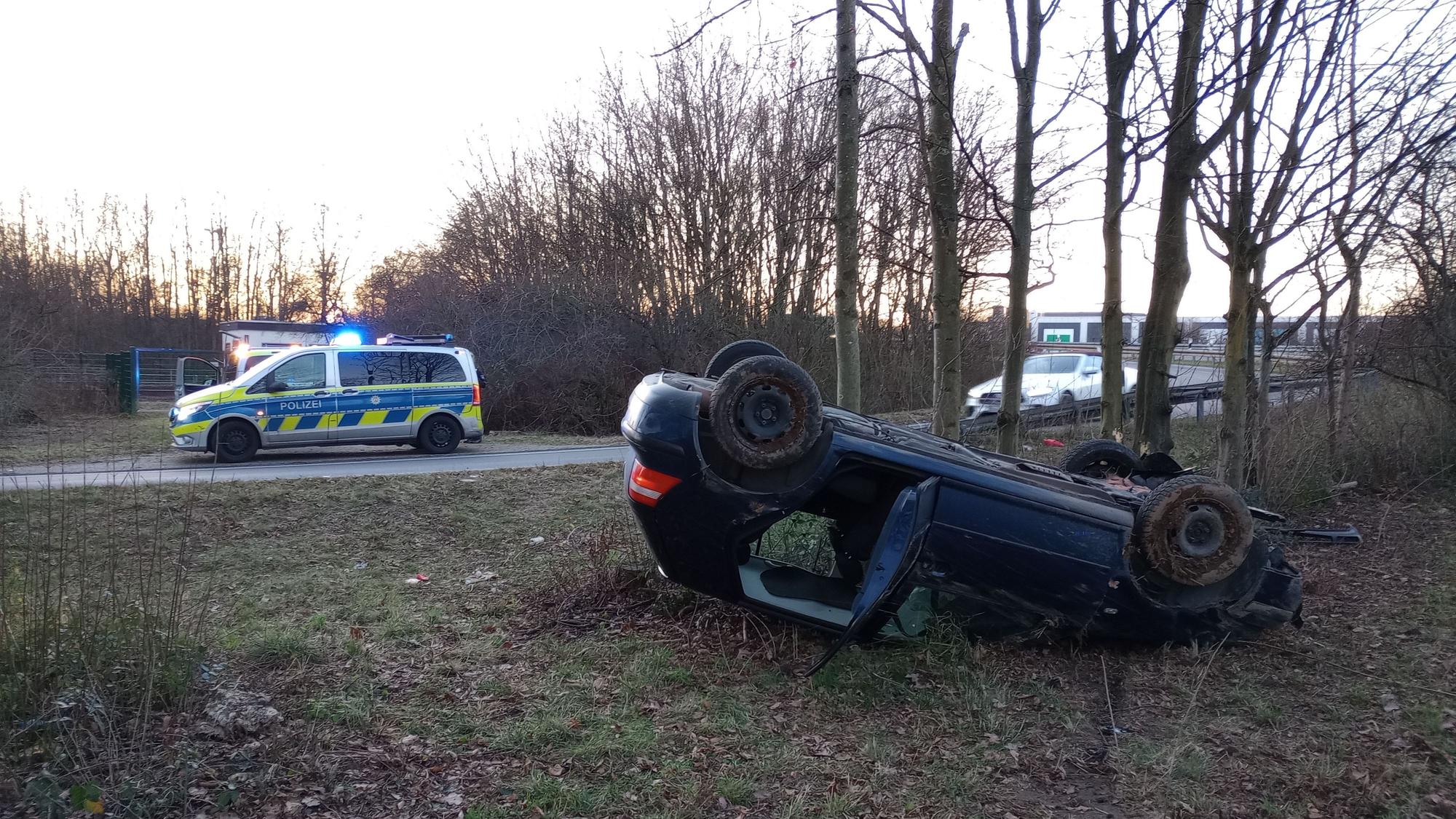 Ein Unfallwagen liegt auf dem Dach.