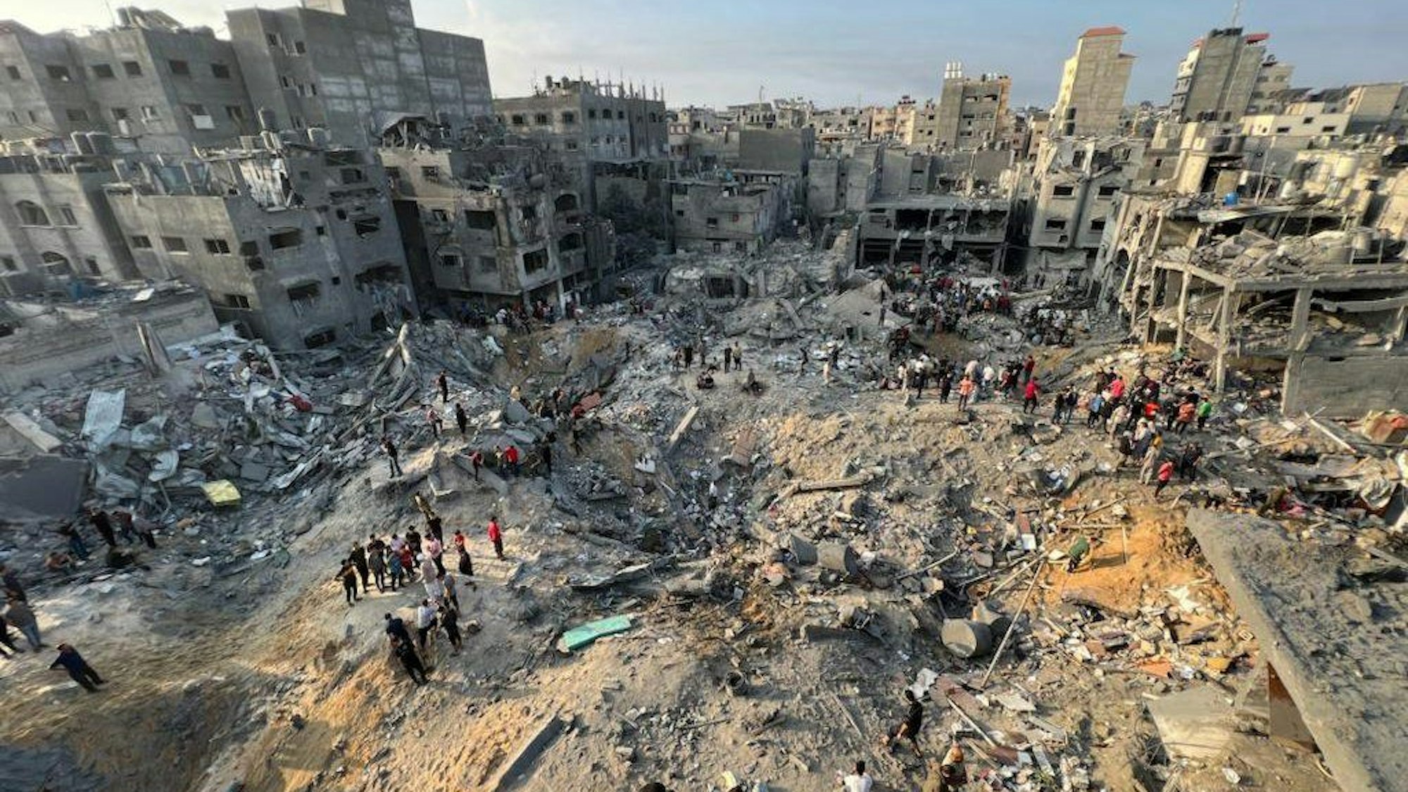 ARCHIV - 01.11.2023, Palästinensische Gebiete, Dschabalia: Palästinenser inspizieren die Schäden an Gebäuden, die von israelischen Luftangriffen getroffen wurden, im Flüchtlingslager Dschabalia im nördlichen Gazastreifen. (zu dpa «Ziviltote in Gaza: «Maßstab, den wir noch nicht gesehen haben»») Foto: Fadi Wael Alwhidi/dpa +++ dpa-Bildfunk +++