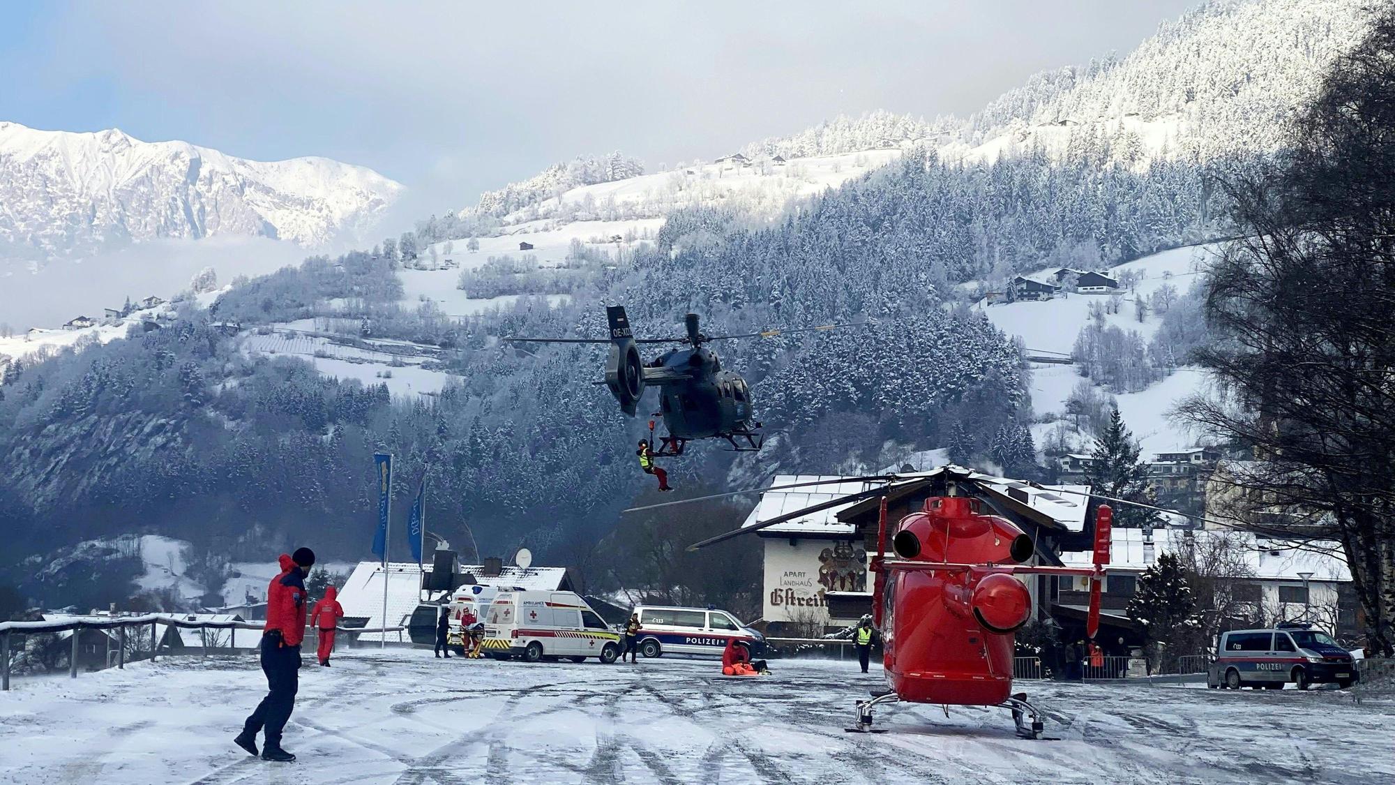 Einsatzkräfte der Bergrettung arbeiten mit einem Hubschrauber daran, vier Schwerverletzte nach einem Gondelunglück im Skigebiet Hochoetz im Tiroler Öztal zu retten.