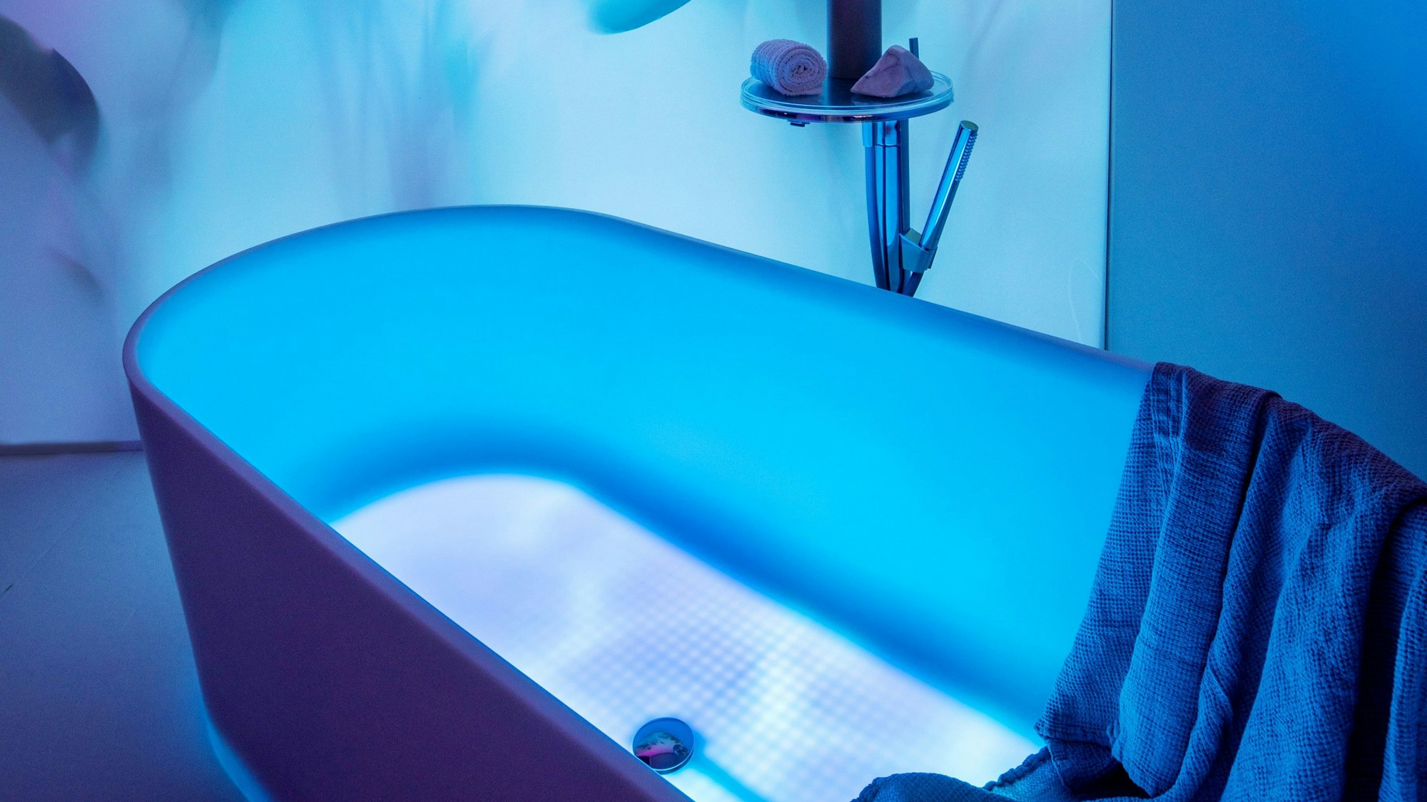 Im Stoff-Pavillon Moeller an der Hahnenstraße stellen deutsche und schweizerische Badhersteller ihre Produkte aus: Hier zu sehen eine blau leuchtende Badewanne.