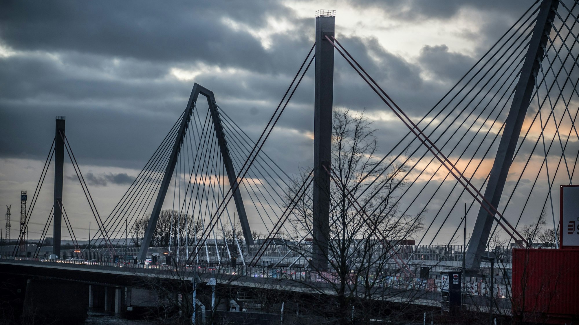 Bauarbeiten an der neuen Rheinbrücke.