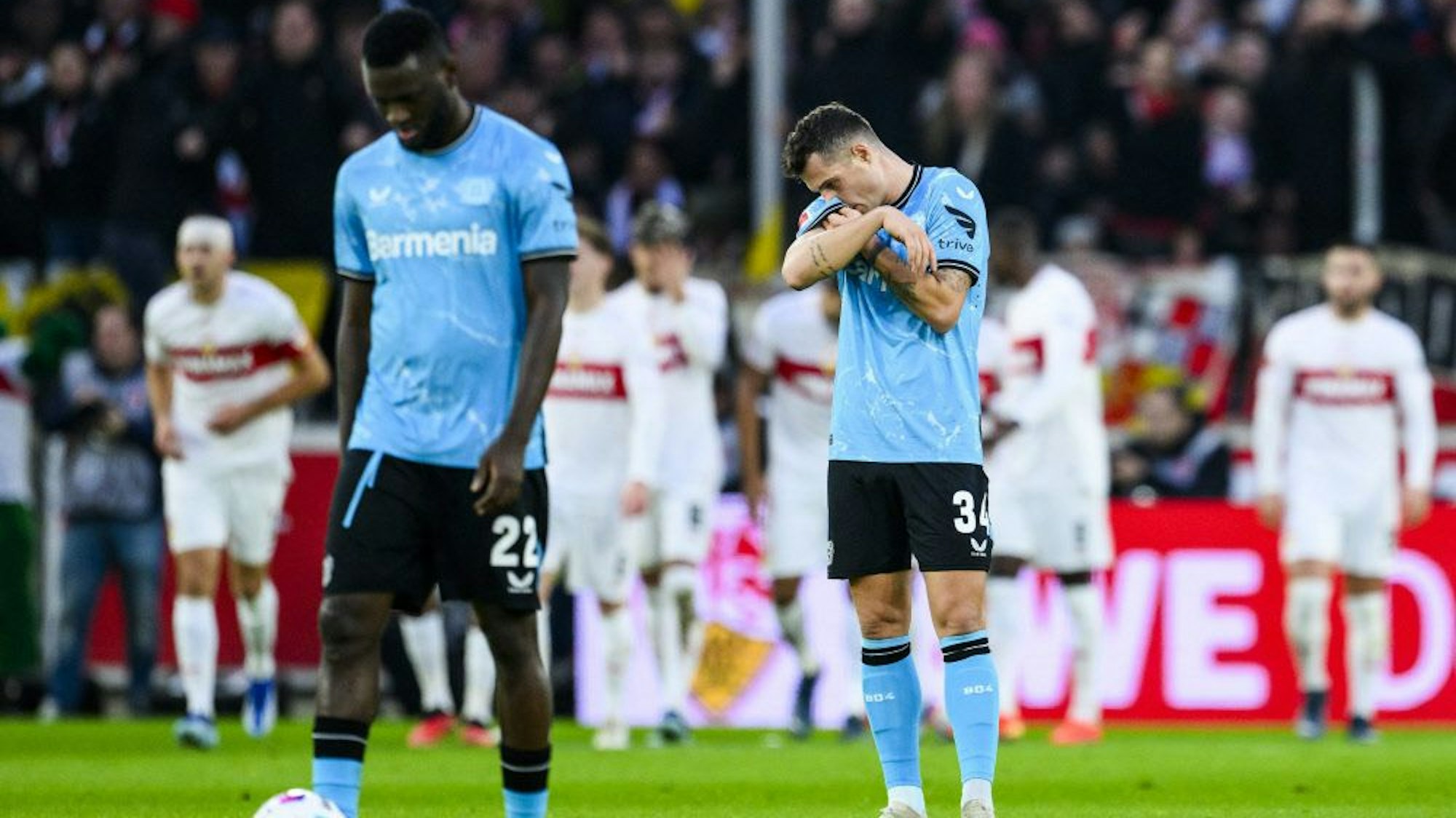 Granit Xhaka und der nun verletzte Victor Boniface im Spiel gegen den VfB Stuttgart.