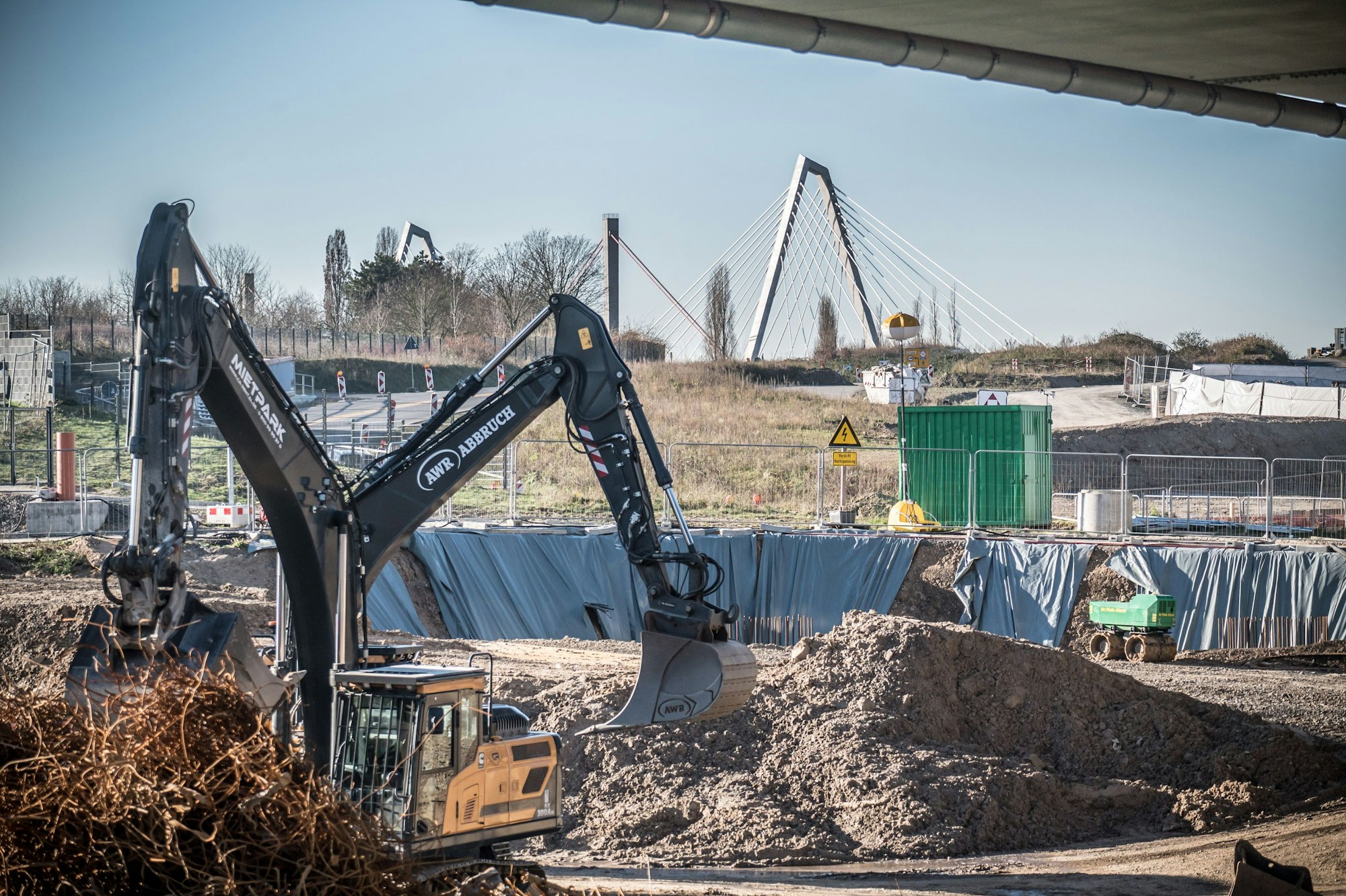 Unter der Hochstraße A am Spaghettiknoten wird schon gebaut.