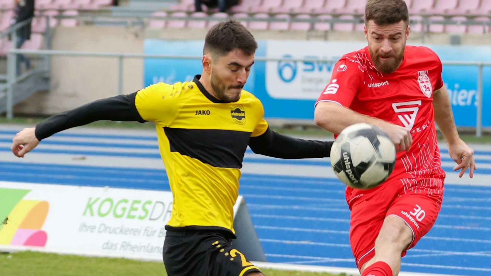 Der Hohkeppeler Arlind Mimini im Zweikampf mit dem Bonner Markus Dominik Wipperfürth.