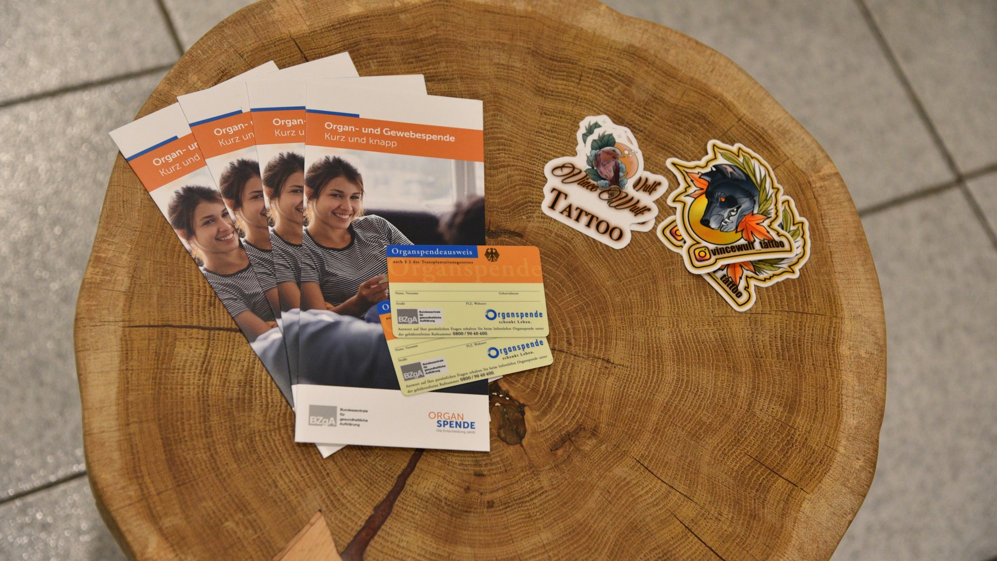 Flyer und Organspendeausweise ausgelegt.