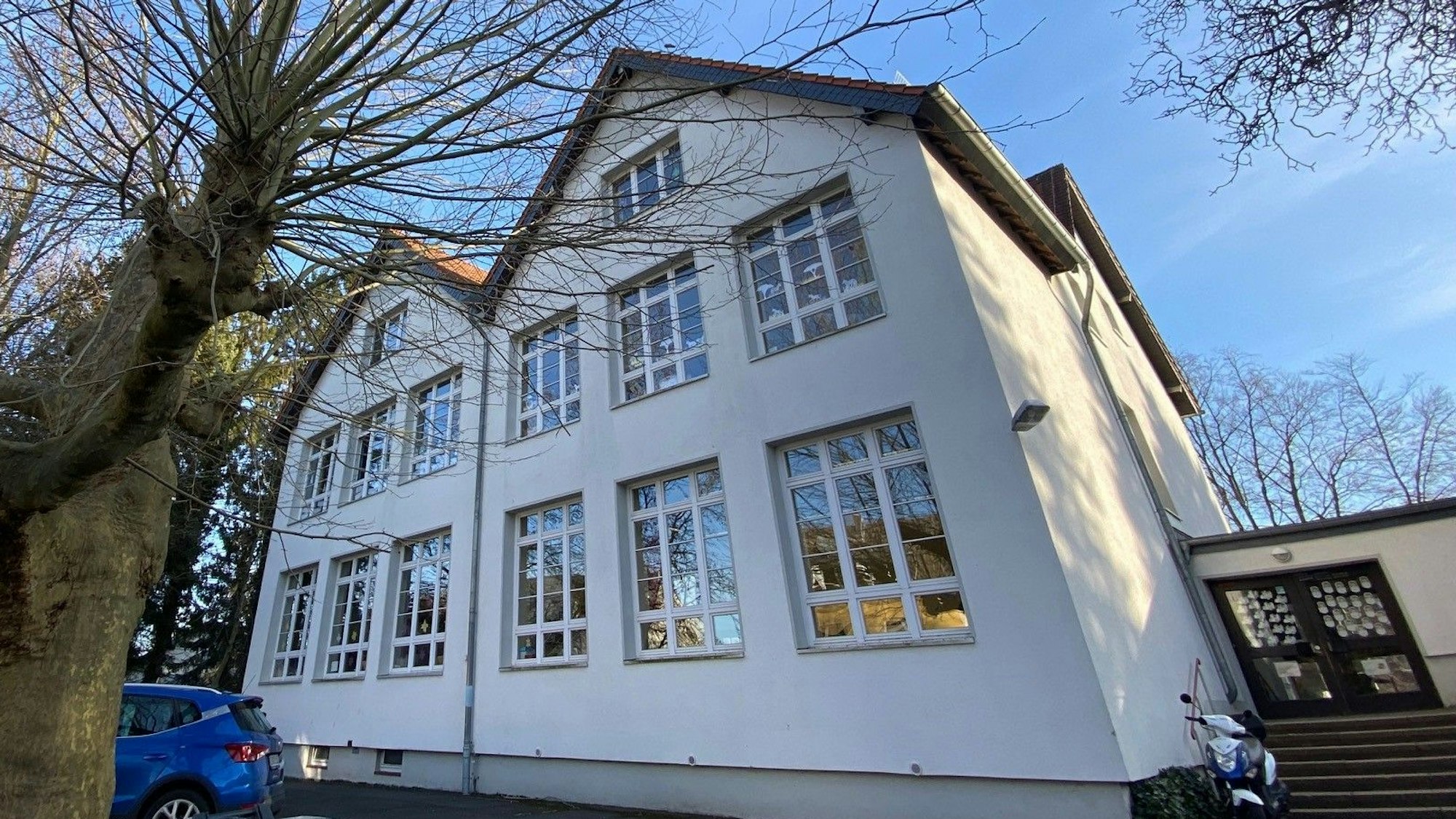 Zu sehen ist das Gebäude der Pingsdorfer Grundschule am Hüllenweg.