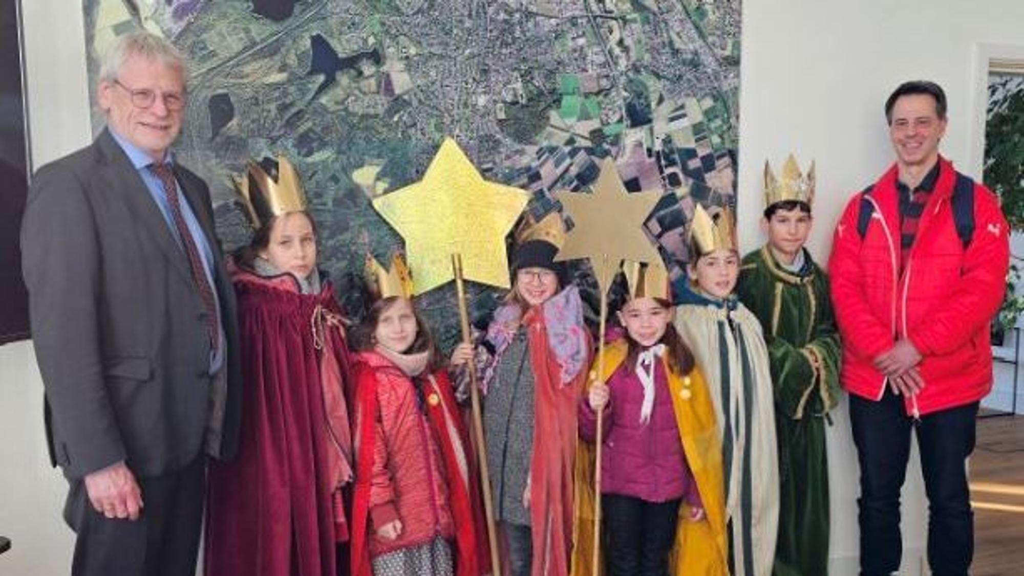 Auf dem Bild sind Sternsinger zu sehen.