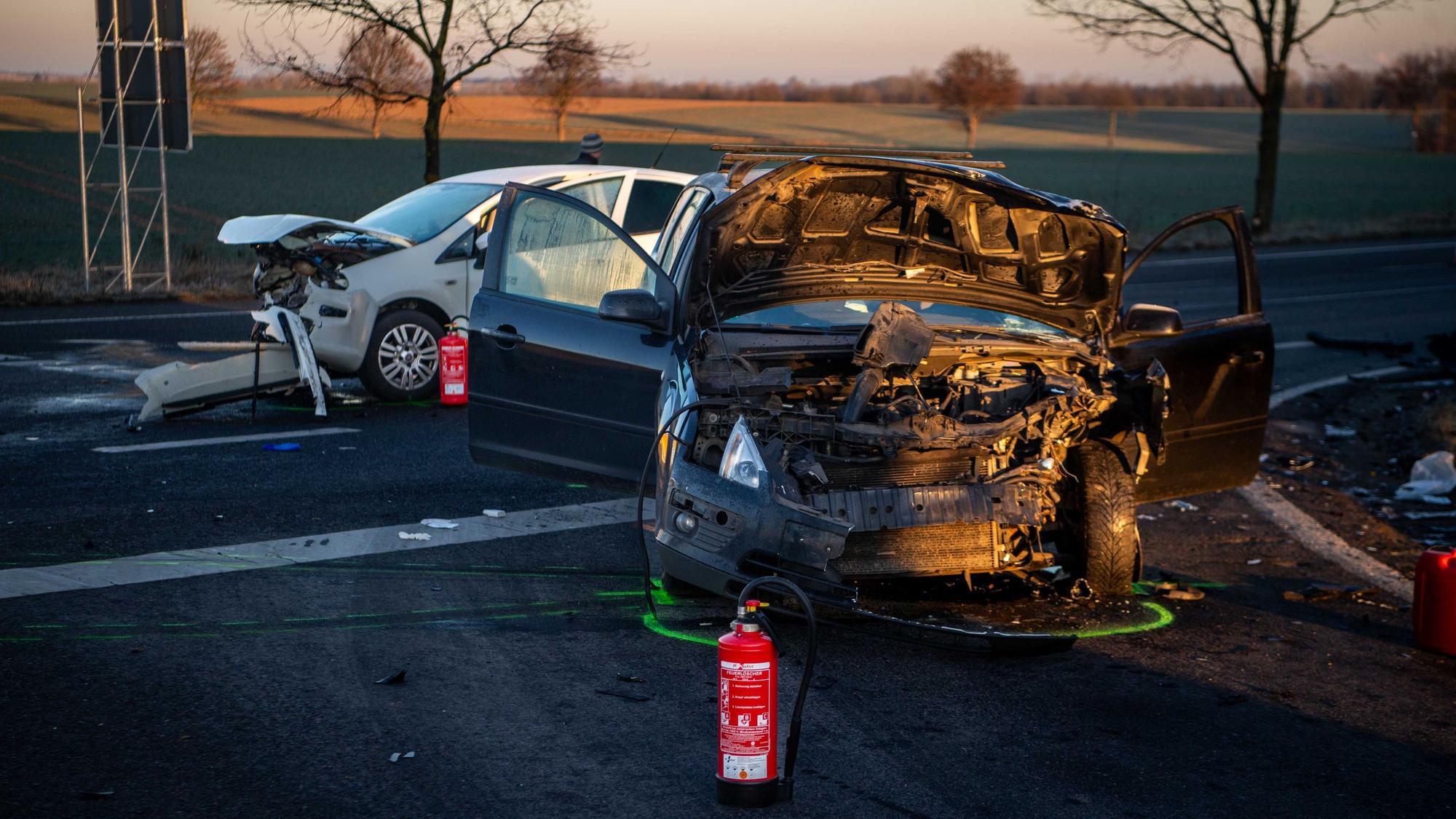 Auf der Straße zwischen Zülpich und Langendorf stehen zwei schwer beschädigte Autos.